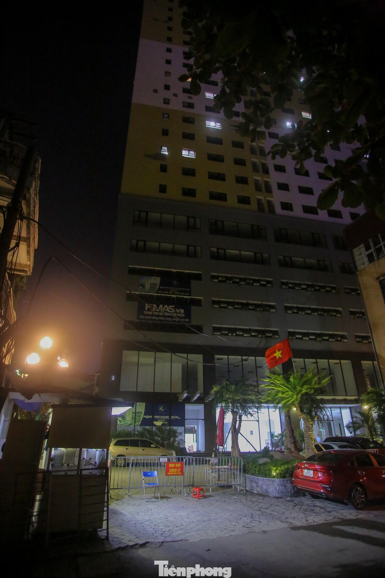 Theo CDC Hà Nội, bệnh nhân B.N.H., sinh năm 1993, quê quán Phú Cường – Tân Lạc – Hòa Bình. Địa chỉ nơi ở : Phòng 1014 chung cư Viễn Đông Star - Số 1 Giáp Nhị - Thịnh Liệt - Hoàng Mai - Hà Nội. Bệnh nhân làm việc ở quán Bar Sunny - Khu đô thị Đông Sơn - TP phố Vĩnh Yên - Tỉnh Vĩnh Phúc.