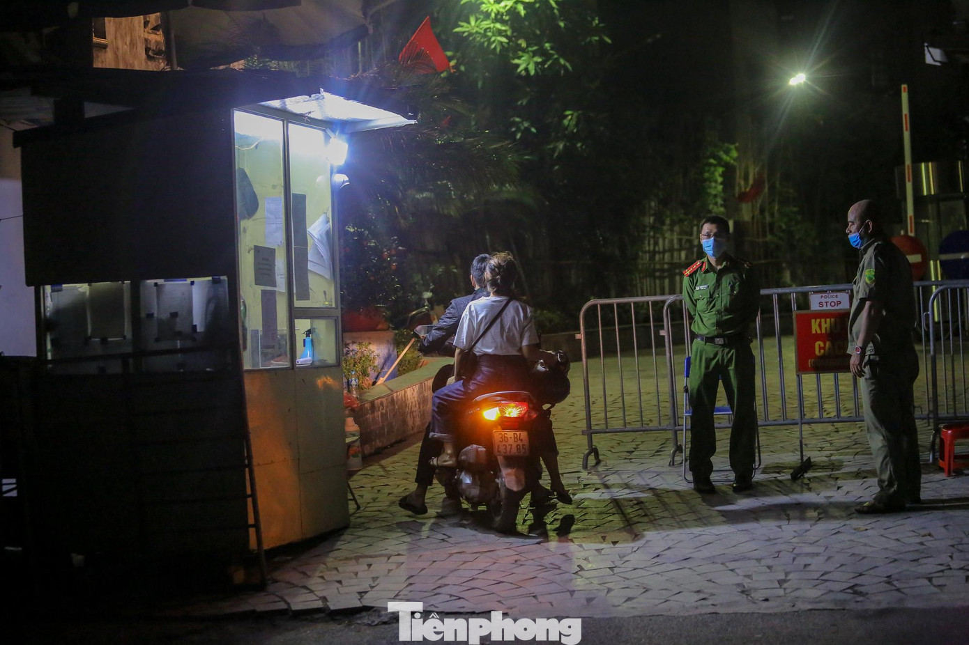 Cư dân của tòa nhà sau khi đi vào khu vực trên sẽ không được ra ngoài cho đến khi dỡ phong tỏa.