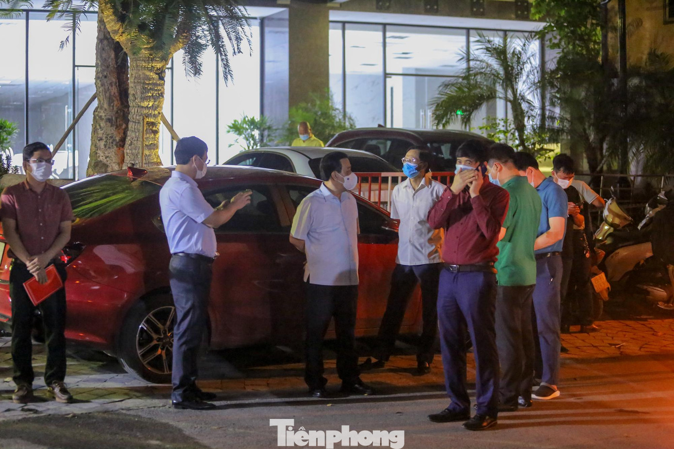 Tối nay, Phó Chủ tịch TP Hà Nội, ông Chử Xuân Dũng có mặt tại tòa chung cư số 1 Giáp Nhị để trực tiếp chỉ đạo. Theo ông Dũng, CDC Hà Nội đã tiến hành xét nghiệm từ 17h30 chiều nay cho 17 trường hợp sống ở tầng 10, và đến 22h30 hôm nay sẽ có kết quả. Nếu âm tính toàn bộ sẽ không phải xét nghiệm cả tòa nhà và sớm gỡ phong tỏa, trả lại cuộc sống bình thường cho người dân. Nếu phát hiện ra trường hợp dương tính với SARS-CoV-2, sẽ tiếp tục xét nghiệm cả tòa nhà.