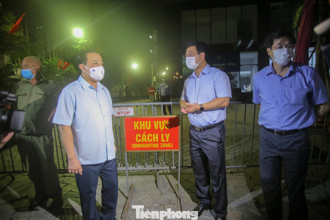 Phó Chủ tịch thành phố Hà Nội đồng thời yêu cầu quận Hoàng Mai rà soát các nguồn lây Covid-19 như nguồn từ các tỉnh, nguồn từ khu cách ly tập trung tại khách sạn, nguồn từ nhập cảnh trái phép. "Ngày mai, người dân sẽ trở lại thành phố sinh sống làm việc, yêu cầu người dân phải khai bảo tự giác qua kênh online hoặc ra cơ sở y tế khai báo. Đồng thời cảnh sát địa phương phải rà soát tại khu vực để tránh xảy ra sai sót", ông Dũng cho biết