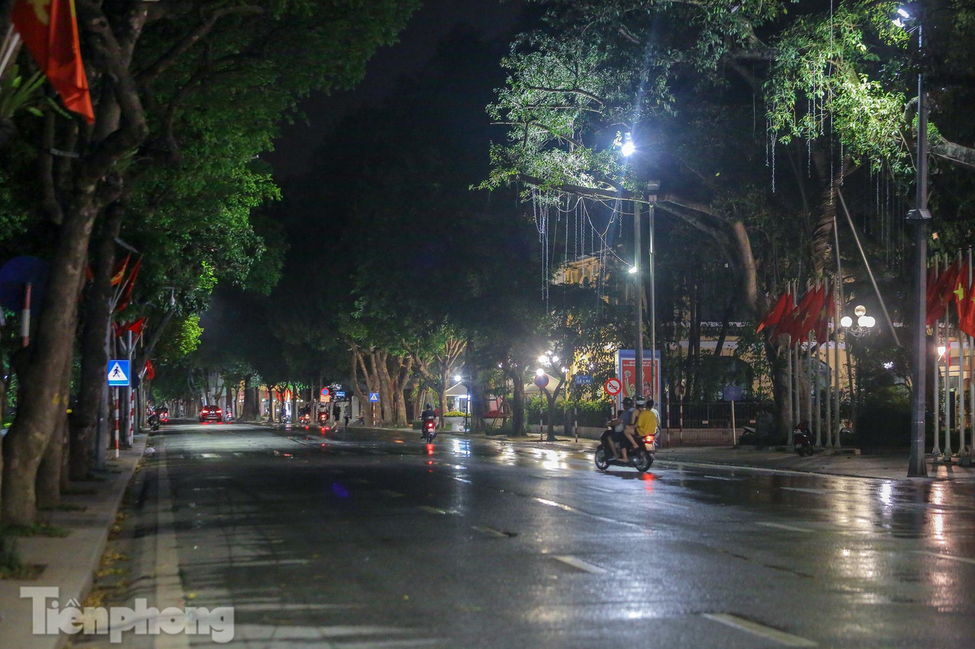 Phố Đinh Tiên Hoàng vắng hoe. Phố Đinh Tiên Hoàng vắng hoe.