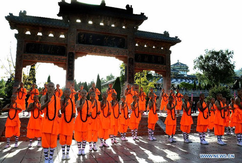 Các đệ tử Thiếu Lâm trong trang phục màu vàng. Trong những năm gần đây, chùa Thiếu Lâm đã có những hoạt động để môn võ này ngày một phổ biến hơn, ví dụ như các môn sinh của chùa có thể tham gia hướng dẫn du lịch, hoặc chùa tiếp nhận cả các võ sinh là người ngoại quốc.