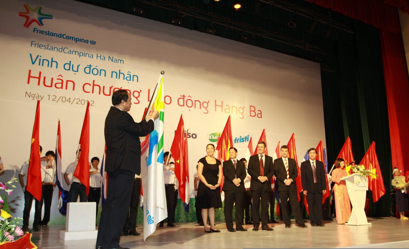 Ông Trần Xuân Lộc, Bí thư tỉnh ủy, Chủ tịch Hội đồng nhân dân tỉnh Hà Nam trao Huân chương cho Cty FrieslandCampina Hà Nam.