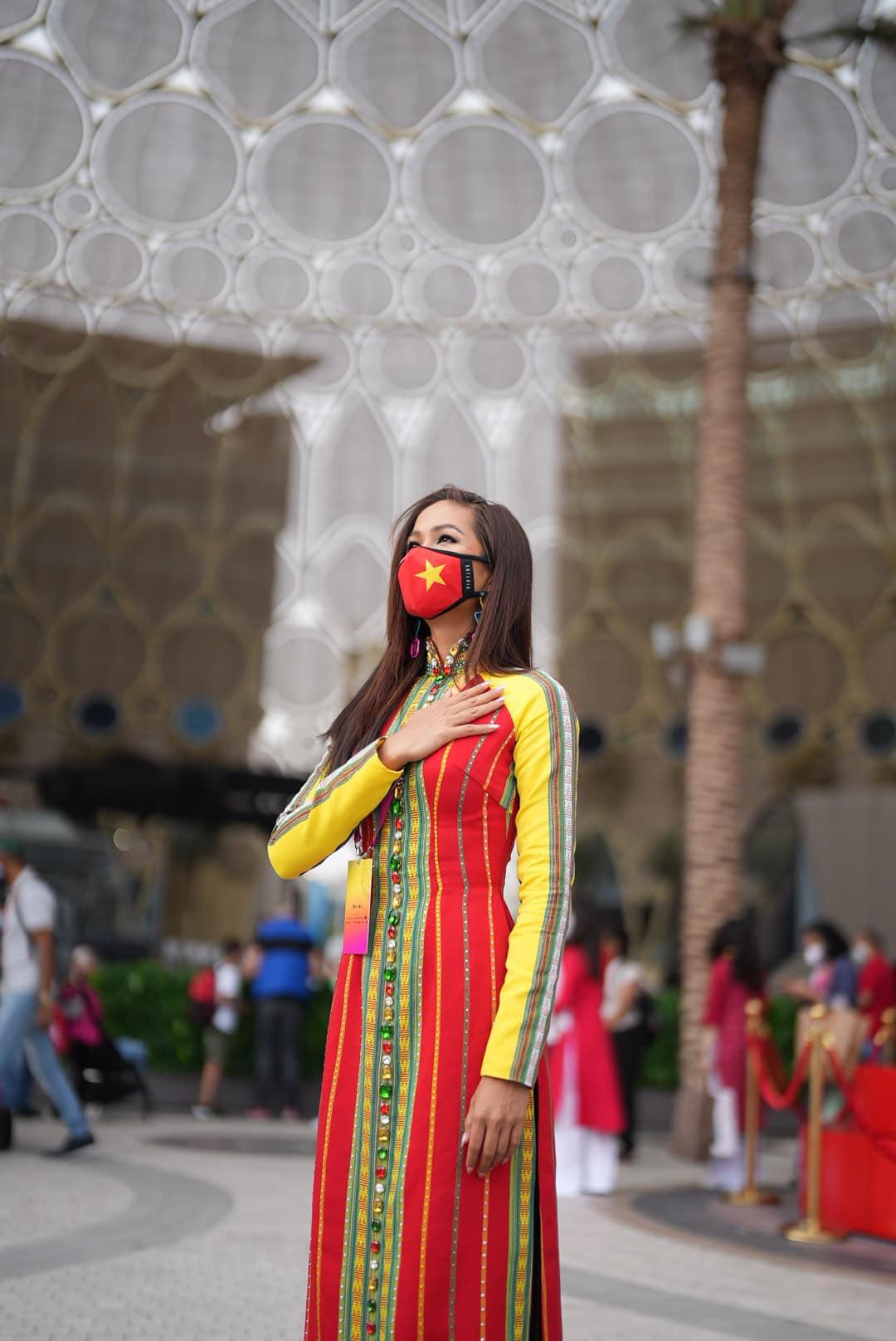 Hoa hậu H&apos;Hen Niê đăng ảnh mặc áo dài tại Dubai kèm theo những chia sẻ đầy xúc động nhân dịp đón năm mới: &quot;Một năm đầy biến động và khó khăn 2021 của tất cả chúng ta sẽ qua và bước vào thời kì năm mới 2022 nguyện ước mọi sự an lành, bình an và thành công đến với tất cả chúng ta. Những kế hoạch đã dời và chưa thể thực hiện được của năm cũ cứ hãy giữ lửa và tiếp tục tiến lên&quot;.