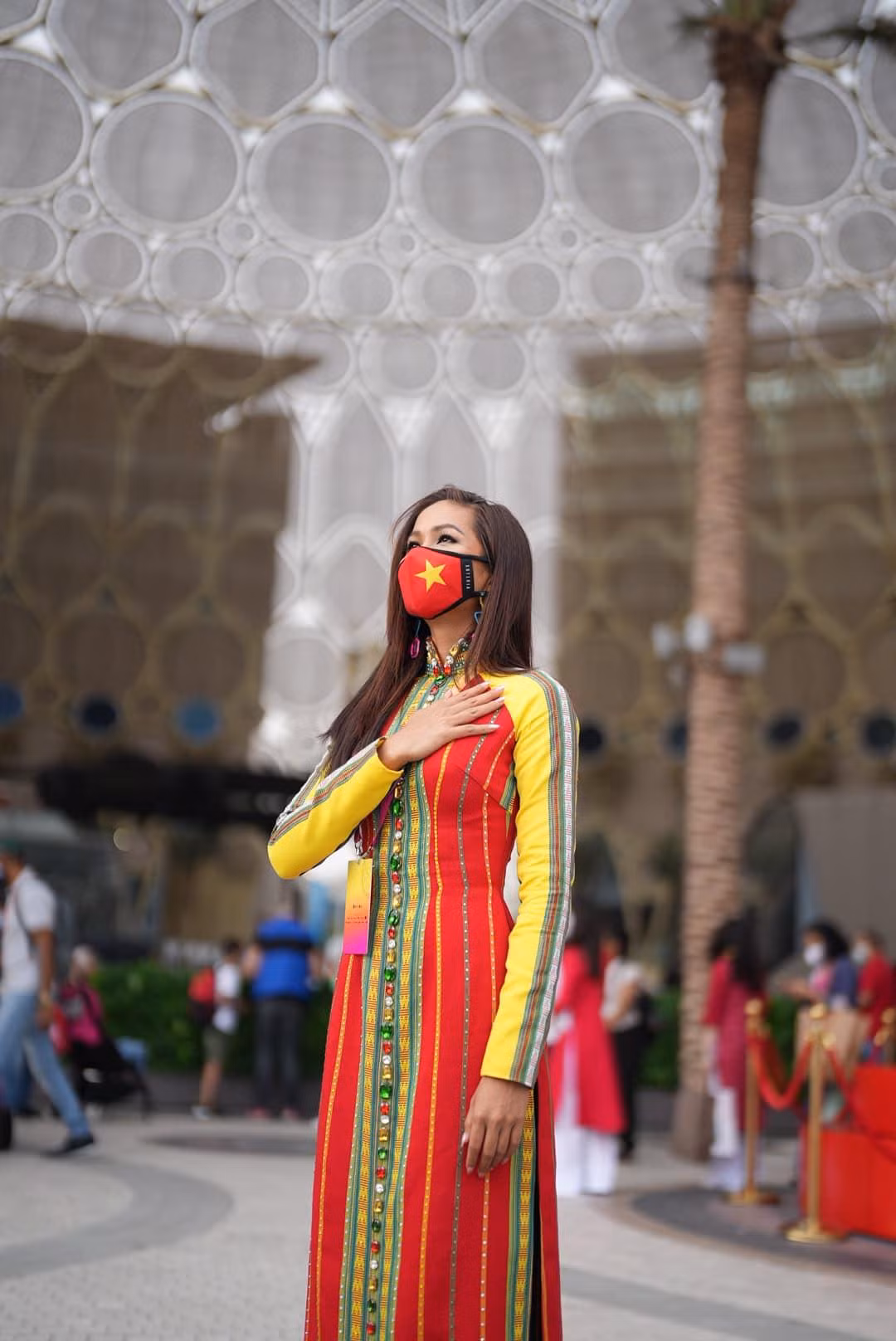 Hoa hậu H'Hen Niê đăng ảnh mặc áo dài tại Dubai kèm theo những chia sẻ đầy xúc động nhân dịp đón năm mới: "Một năm đầy biến động và khó khăn 2021 của tất cả chúng ta sẽ qua và bước vào thời kì năm mới 2022 nguyện ước mọi sự an lành, bình an và thành công đến với tất cả chúng ta. Những kế hoạch đã dời và chưa thể thực hiện được của năm cũ cứ hãy giữ lửa và tiếp tục tiến lên".