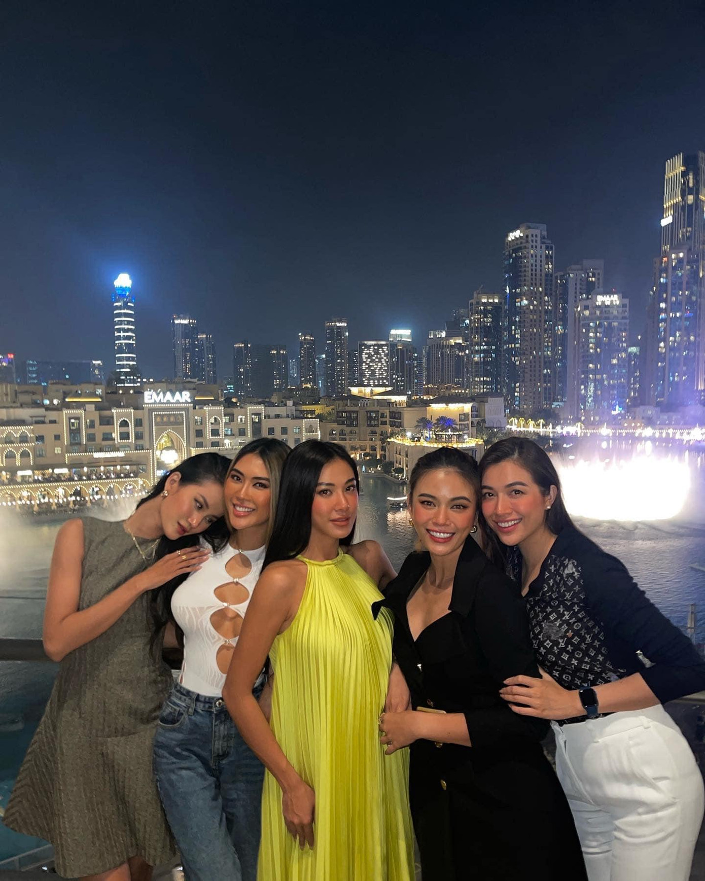 Mâu Thuỷ và hội chị em thân thiết hội ngộ ở Dubai.