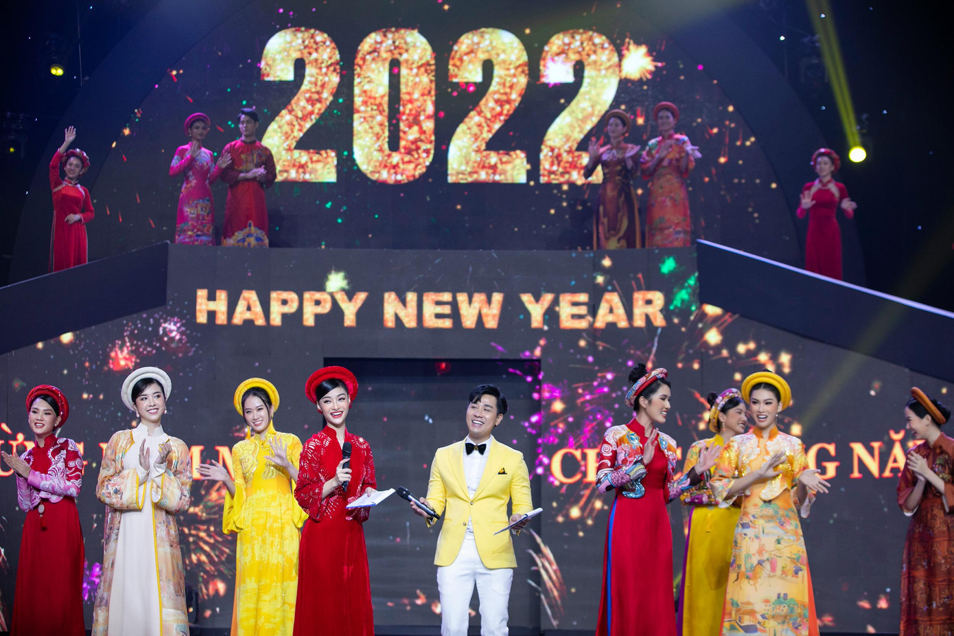 Tối 31/12, dàn Hoa hậu - Á hậu đình đám cùng xuất hiện trong chương trình Chào Xuân mới của đài truyền hình Vĩnh Long. Dàn người đẹp mang tới không khí năm mới rộn ràng trên sân khấu khi diện áo dài rực rỡ sắc màu. Tối 31/12, dàn Hoa hậu - Á hậu đình đám cùng xuất hiện trong chương trình Chào Xuân mới của đài truyền hình Vĩnh Long. Dàn người đẹp mang tới không khí năm mới rộn ràng trên sân khấu khi diện áo dài rực rỡ sắc màu.