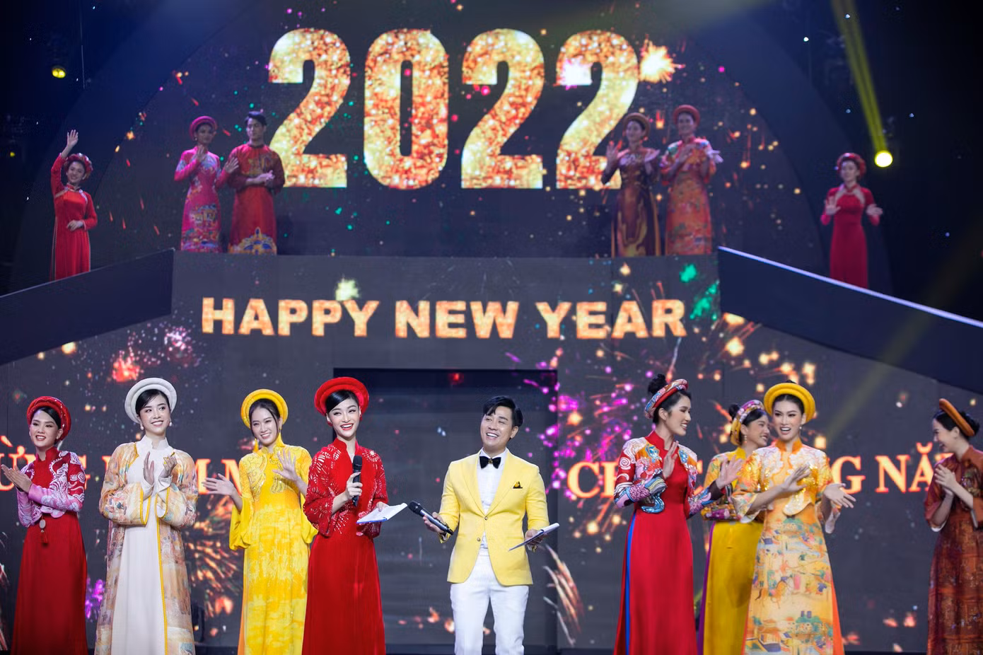 Tối 31/12, dàn Hoa hậu - Á hậu đình đám cùng xuất hiện trong chương trình Chào Xuân mới của đài truyền hình Vĩnh Long. Dàn người đẹp mang tới không khí năm mới rộn ràng trên sân khấu khi diện áo dài rực rỡ sắc màu. Tối 31/12, dàn Hoa hậu - Á hậu đình đám cùng xuất hiện trong chương trình Chào Xuân mới của đài truyền hình Vĩnh Long. Dàn người đẹp mang tới không khí năm mới rộn ràng trên sân khấu khi diện áo dài rực rỡ sắc màu.