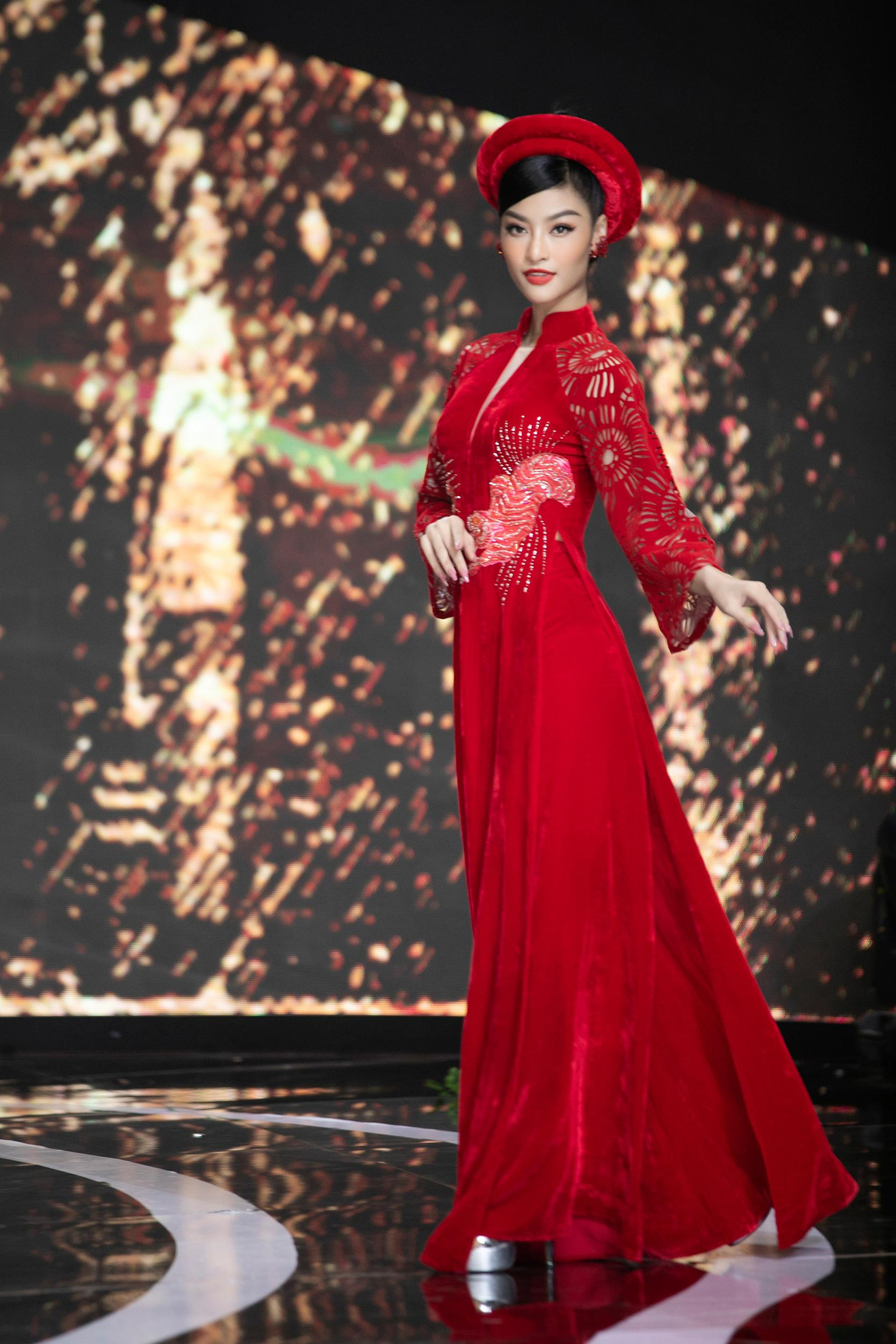 Á hậu Miss World Vietnam 2019 luôn có thần thái kiêu sa, cuốn hút trên sàn diễn thời trang. Á hậu Miss World Vietnam 2019 luôn có thần thái kiêu sa, cuốn hút trên sàn diễn thời trang.
