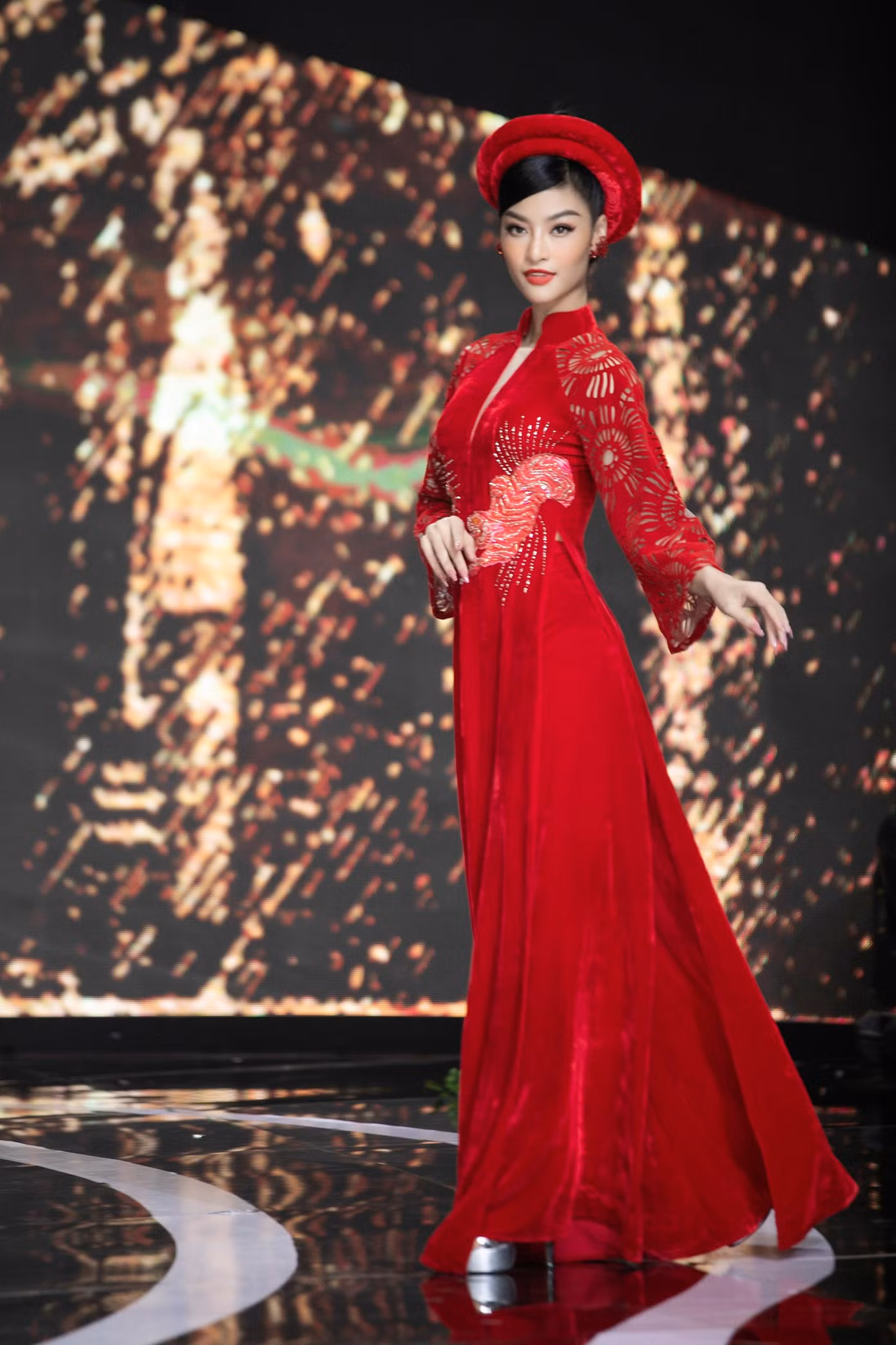 Á hậu Miss World Vietnam 2019 luôn có thần thái kiêu sa, cuốn hút trên sàn diễn thời trang. Á hậu Miss World Vietnam 2019 luôn có thần thái kiêu sa, cuốn hút trên sàn diễn thời trang.