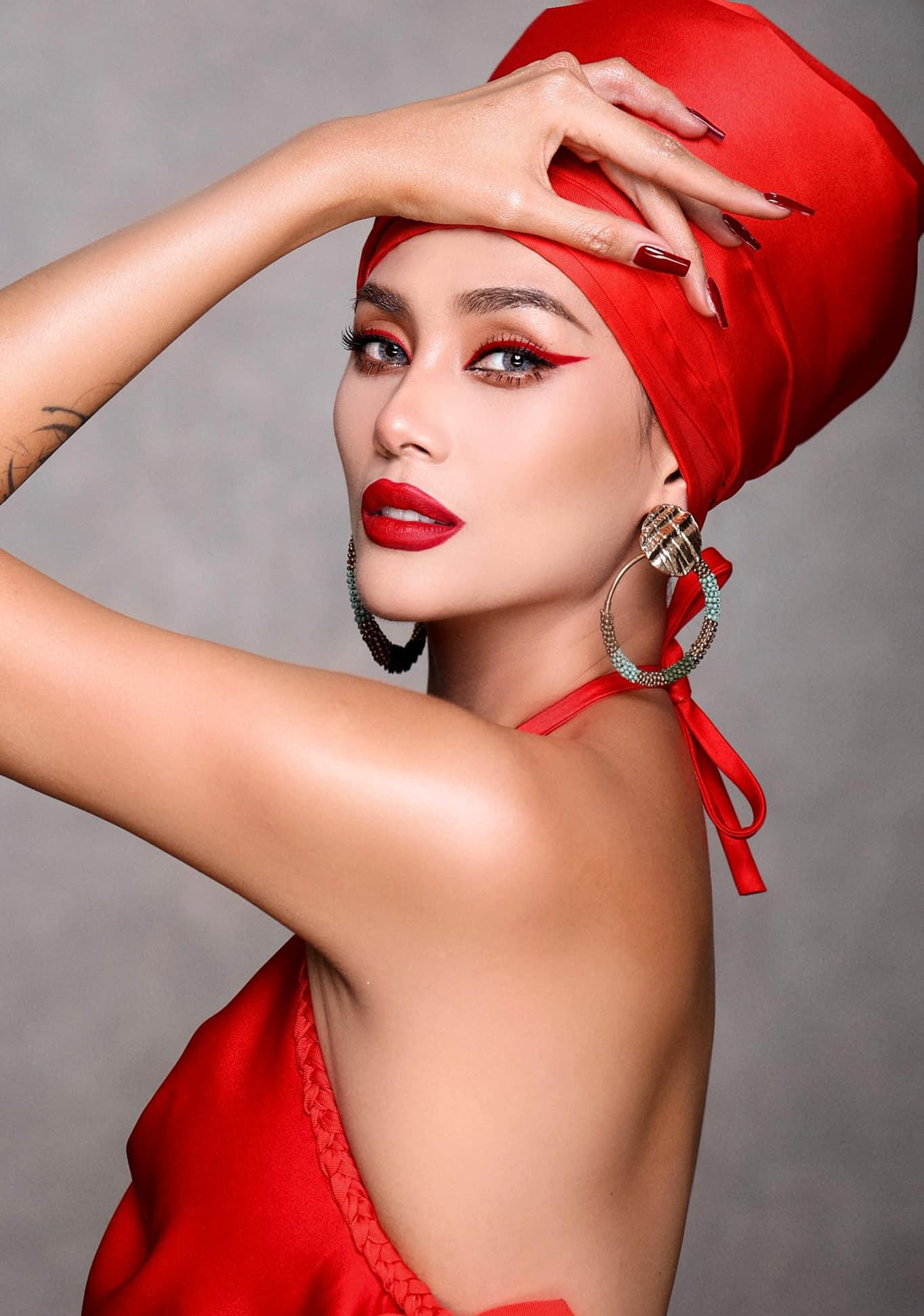 Á hậu Võ Hoàng Yến chào mừng năm mới 2022 bằng gam màu đỏ rực rỡ, quyến rũ.