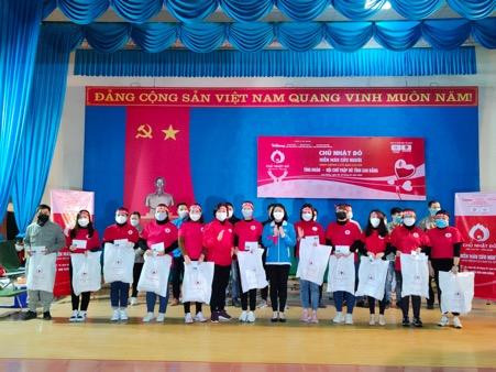 Đồng chí Nông Thị Anh, Phó Chủ tịch Hội Chữ thập đỏ và đồng chí Triệu Thanh Dung, Phó Bí thư Đoàn Thanh niên tỉnh trao tiền và quà của các nhà tài trợ cho các tình nguyện viên. Đồng chí Nông Thị Anh, Phó Chủ tịch Hội Chữ thập đỏ và đồng chí Triệu Thanh Dung, Phó Bí thư Đoàn Thanh niên tỉnh trao tiền và quà của các nhà tài trợ cho các tình nguyện viên.