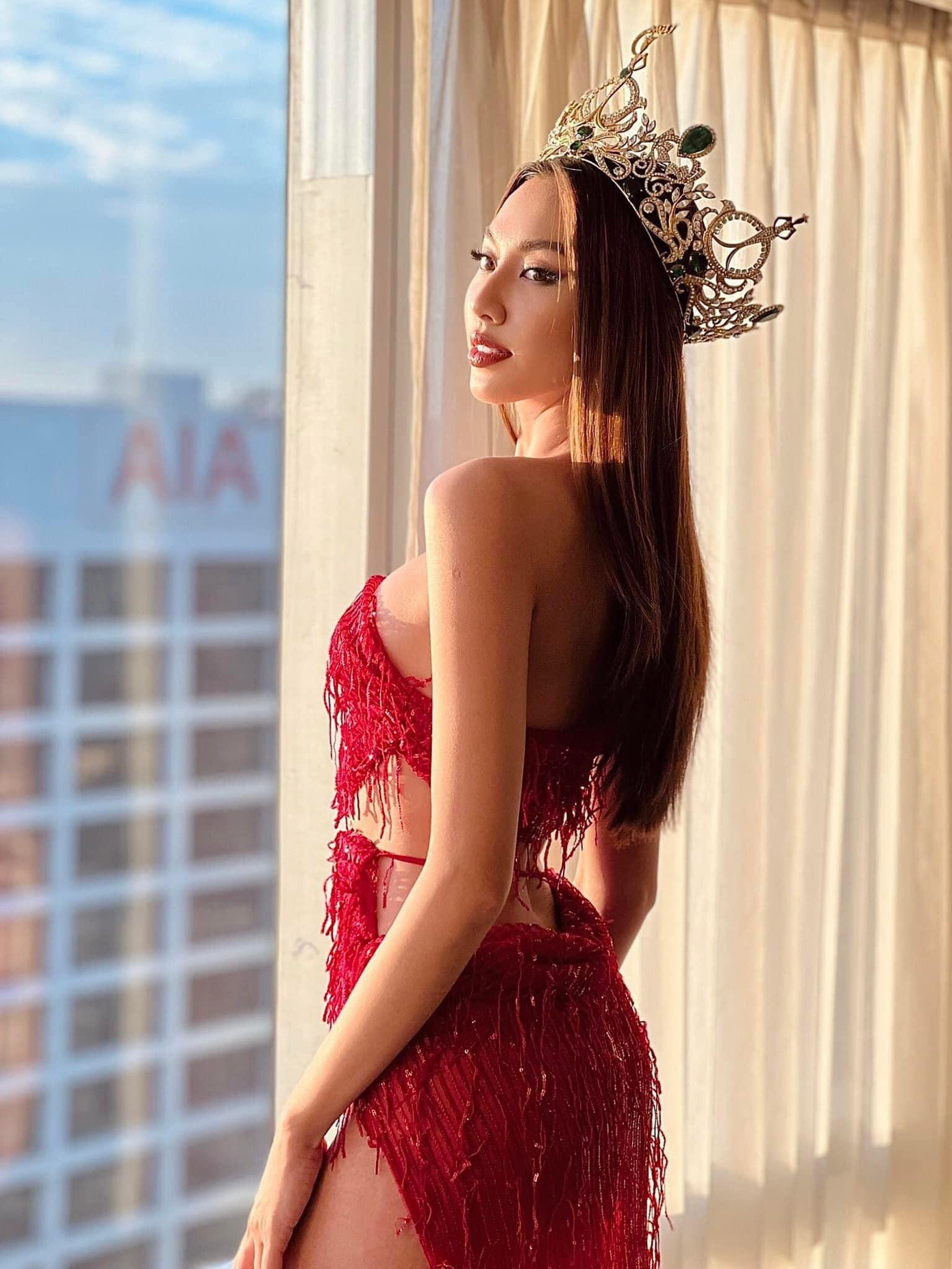 Gần đây nhất khi tham gia talkshow trên truyền hình Thái Lan vào dịp năm mới, Thuỳ Tiên diện váy đỏ rực khoe trọn thân hình nóng bỏng.