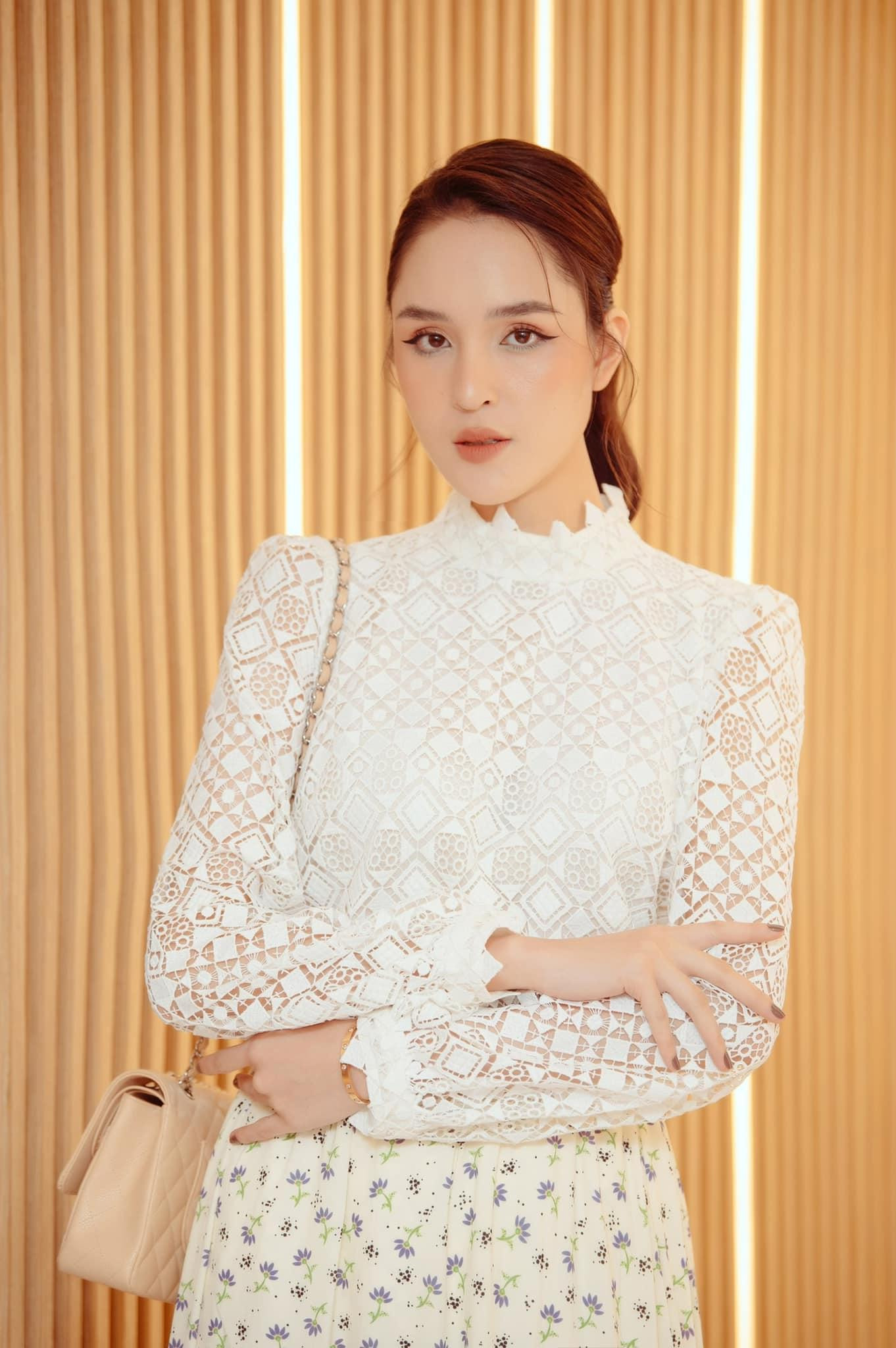 Mặc dù đã trải qua hai lần sinh nở nhưng Á hậu Hoàng Anh vẫn giữ được nét yêu kiều và xinh đẹp.