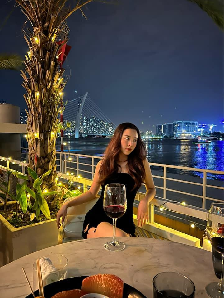 Á hậu Thuý An khoe dáng quyến rũ khi đón bữa tối lãng mạn trên du thuyền trong ngày đầu năm.