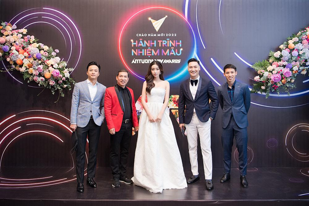 Đỗ Mỹ Linh hội ngộ dàn diễn viên và tiền vệ Hùng Dũng (ngoài cùng bên phải) trên thảm đỏ của lễ trao giải.