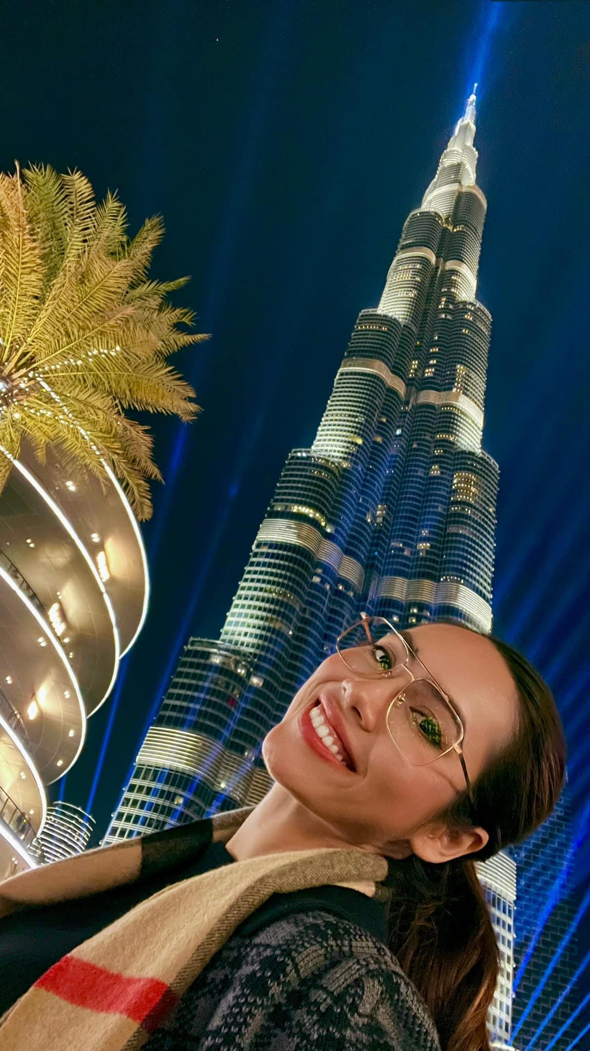 Á hậu Hoàng My chia sẻ hình ảnh đón năm mới rực rỡ ánh sáng tại Dubai.