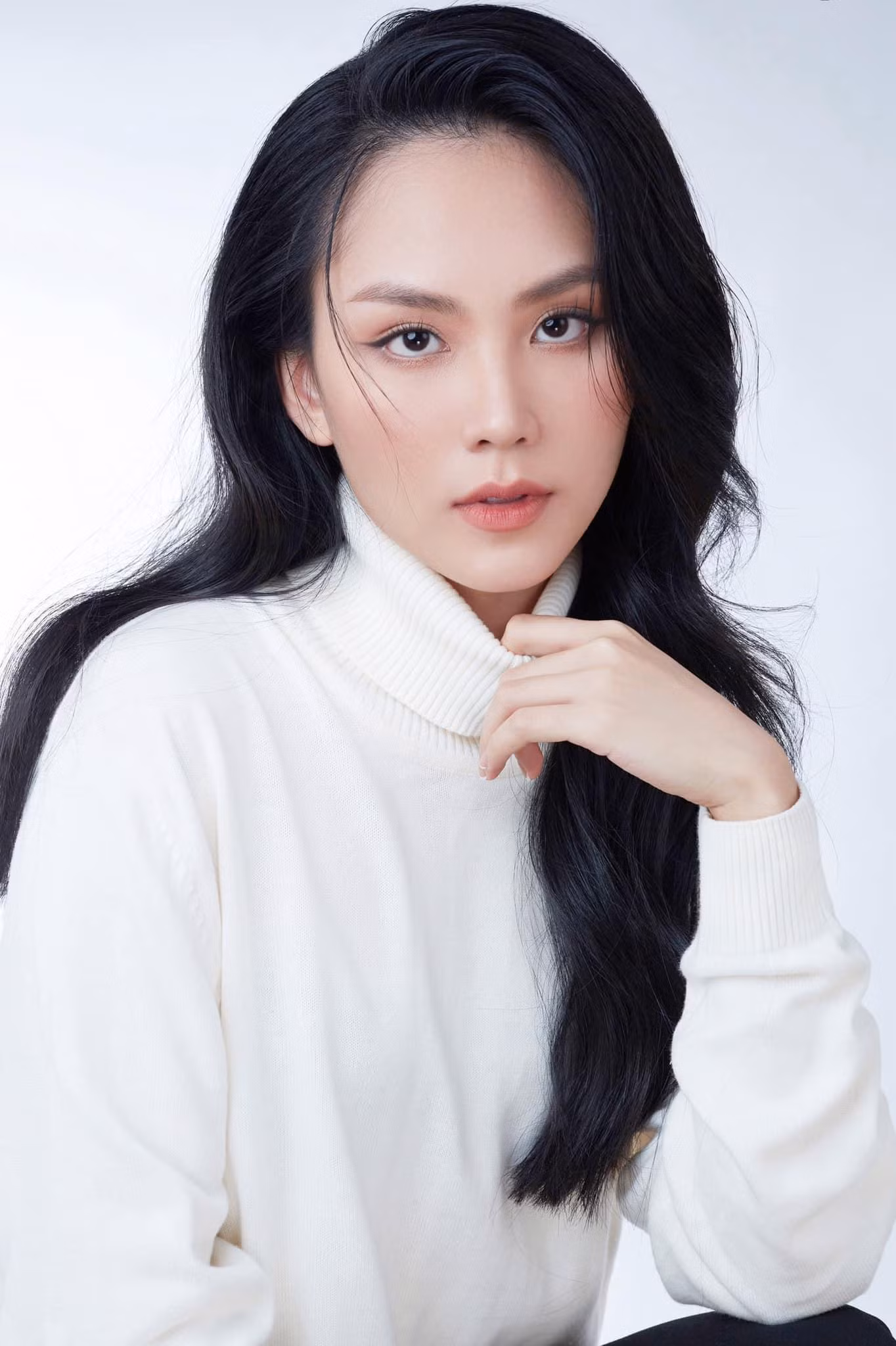 Người đẹp Nhân ái HHVN 2020 Mai Phương tâm sự trong thời khắc giao thừa: "Ngẫm nghĩ một hồi muốn cạn ly trà sữa thì mình chỉ muốn nói rằng:” Chúng ta hãy nâng ly vì mọi sự nỗ lực không ngừng nghỉ trong thời khắc khó khăn nhất vừa qua, hãy trân trọng, biết ơn những người đã luôn thương yêu, giúp đỡ mình và cảm ơn bản thân vì đã không cho phép mình gục ngã".