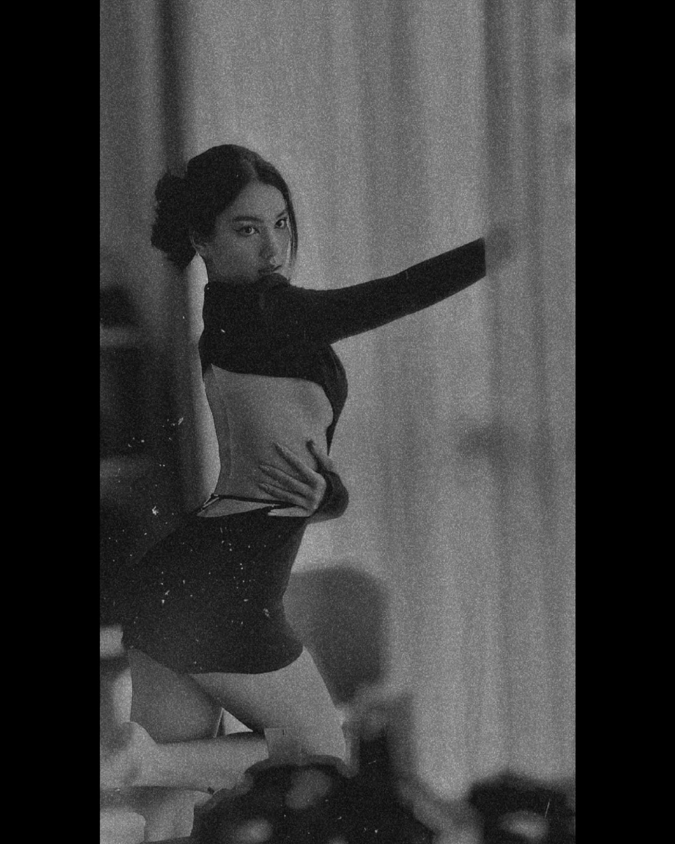 Người đẹp Cẩm Đan diện váy cắt xẻ phóng khoáng khoe lưng trần quyến rũ.