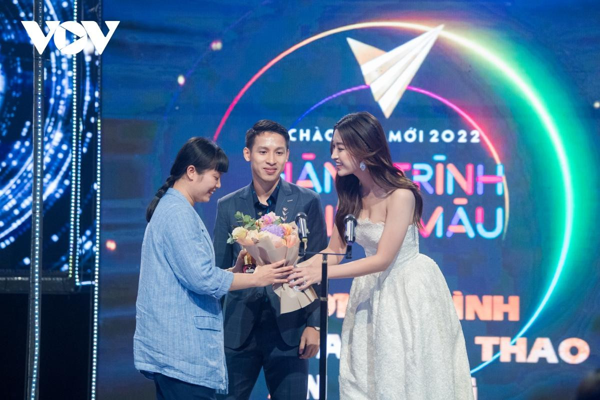 Tại lễ trao giải tối qua, Đỗ Mỹ Linh và tiền vệ Hùng Dũng trao giải tại hạng mục Chương trình văn hoá thể thao ấn tượng.