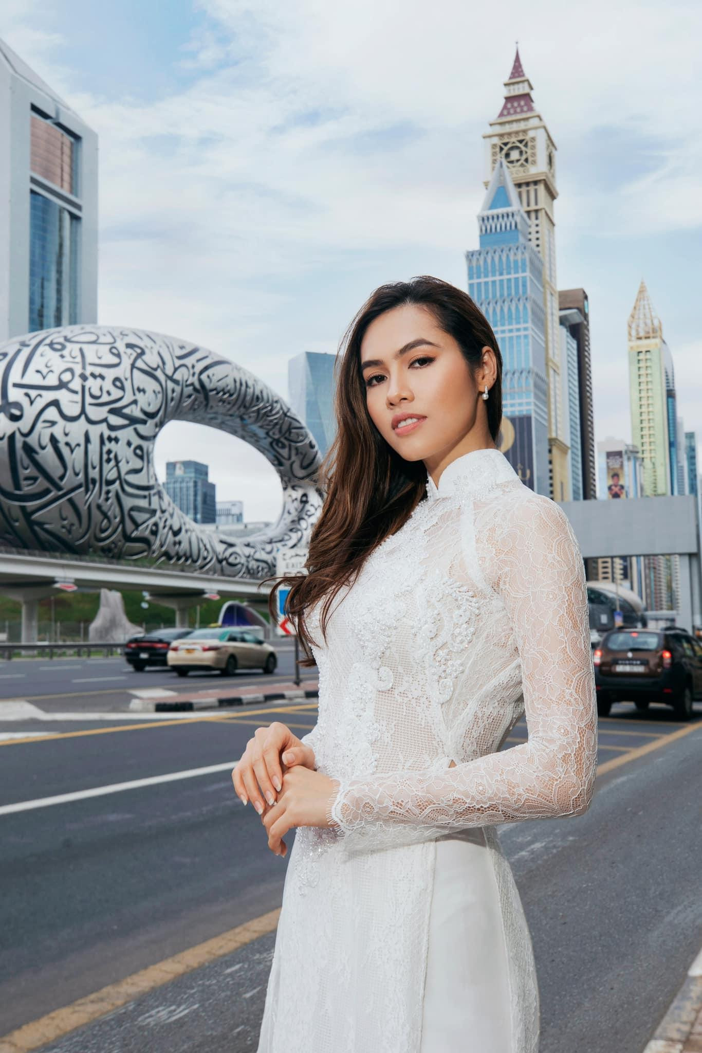 Sau khi trở về nước, Á hậu Hoàng My đăng tải bộ ảnh tuyệt đẹp với áo dài trắng trên đường phố Dubai khiến fans xao xuyến.