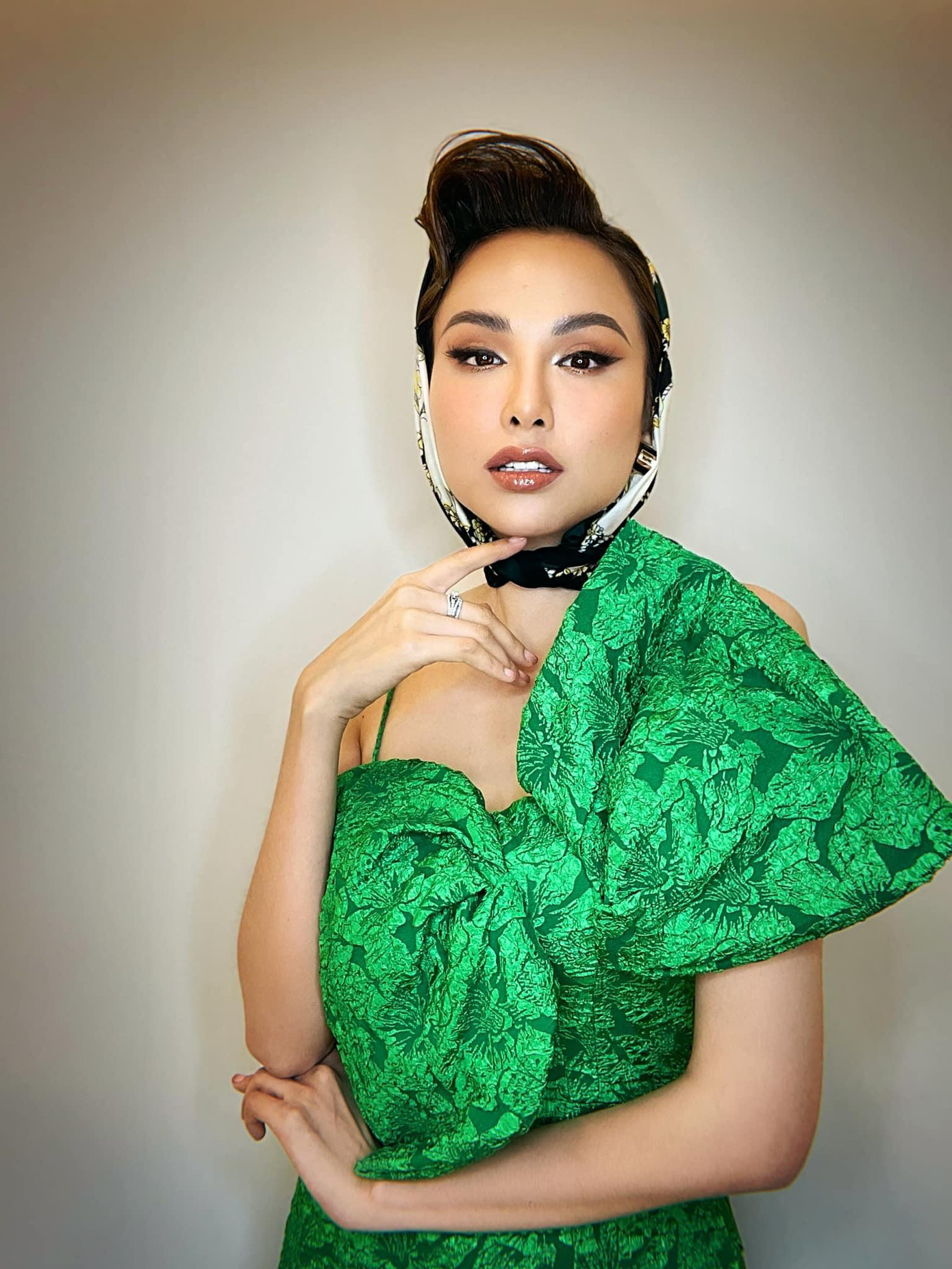 Bộ váy tông màu xanh với hoạ tiết độc đáo giúp Diễm Hương nổi bật vẻ kiêu kỳ.