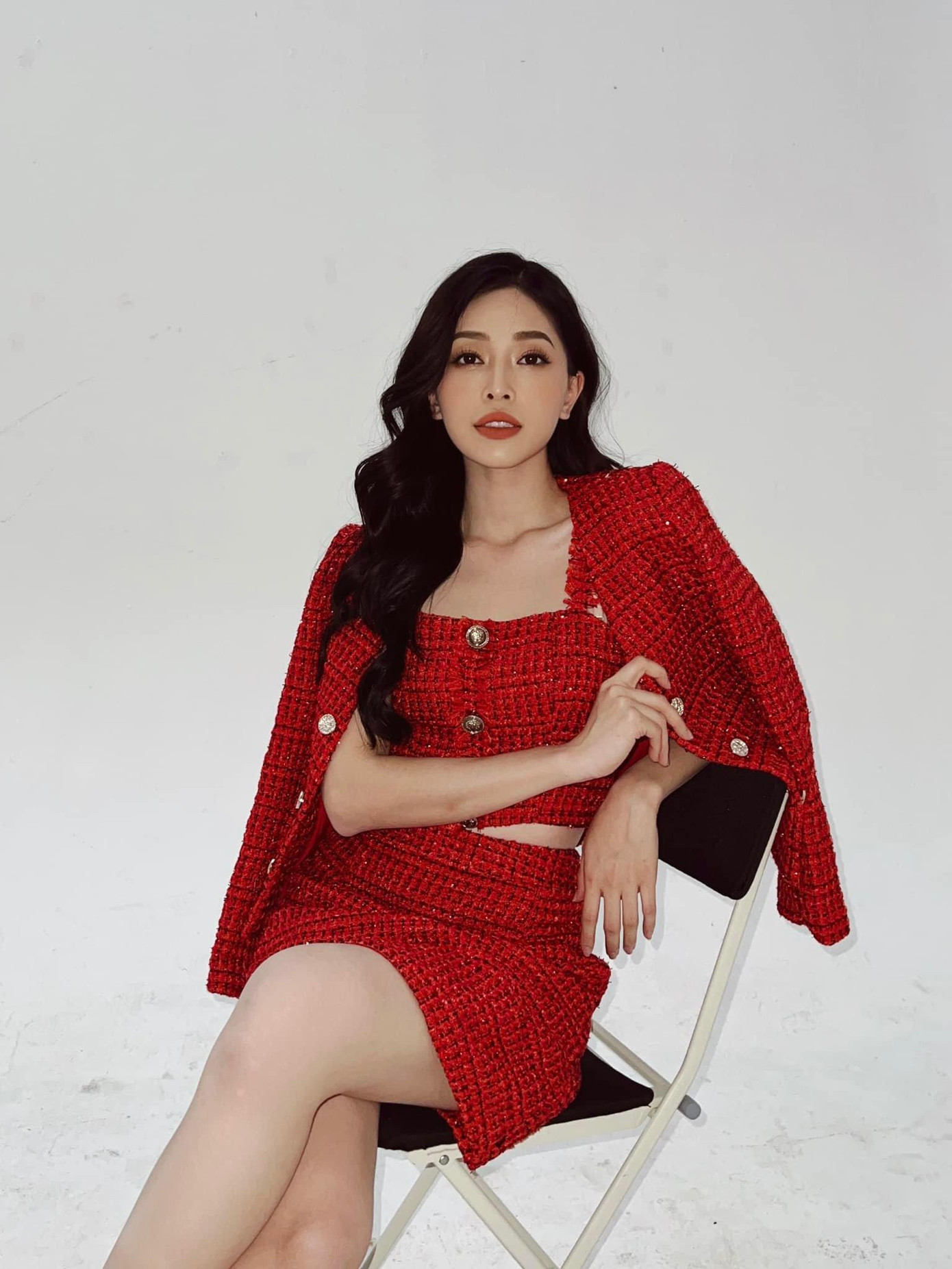 Á hậu Phương Nga thanh lịch, yêu kiều với set đồ tông màu đỏ nổi bật. Á hậu Phương Nga thanh lịch, yêu kiều với set đồ tông màu đỏ nổi bật.