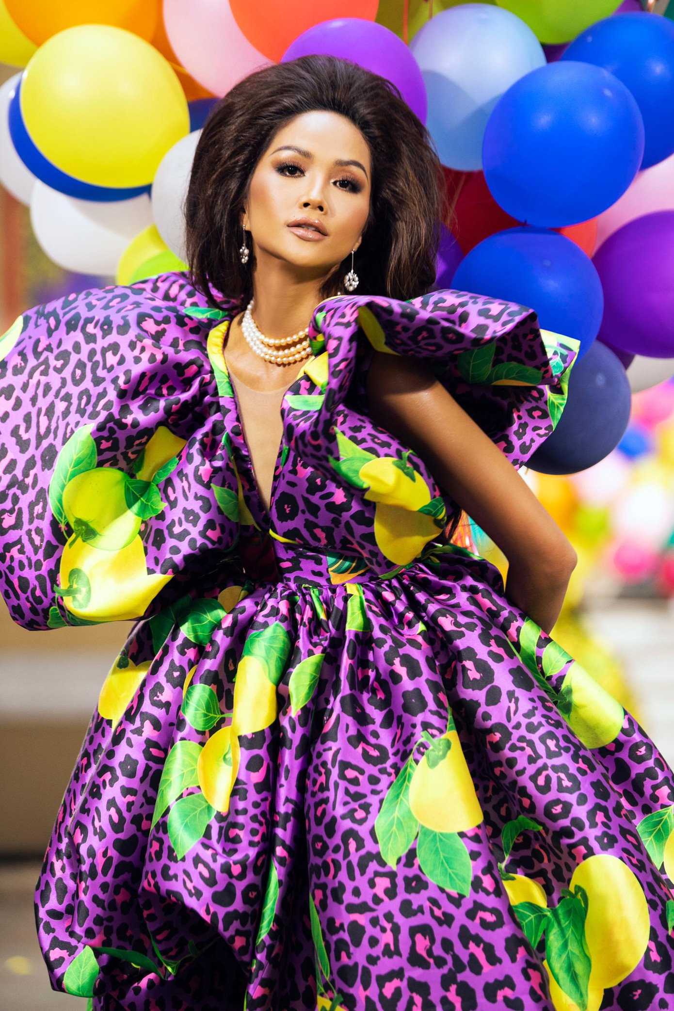 H'Hen Niê hoá nàng thơ đầy chất cổ điển với bộ váy xoè hoạ tiết da báo tông màu tím.