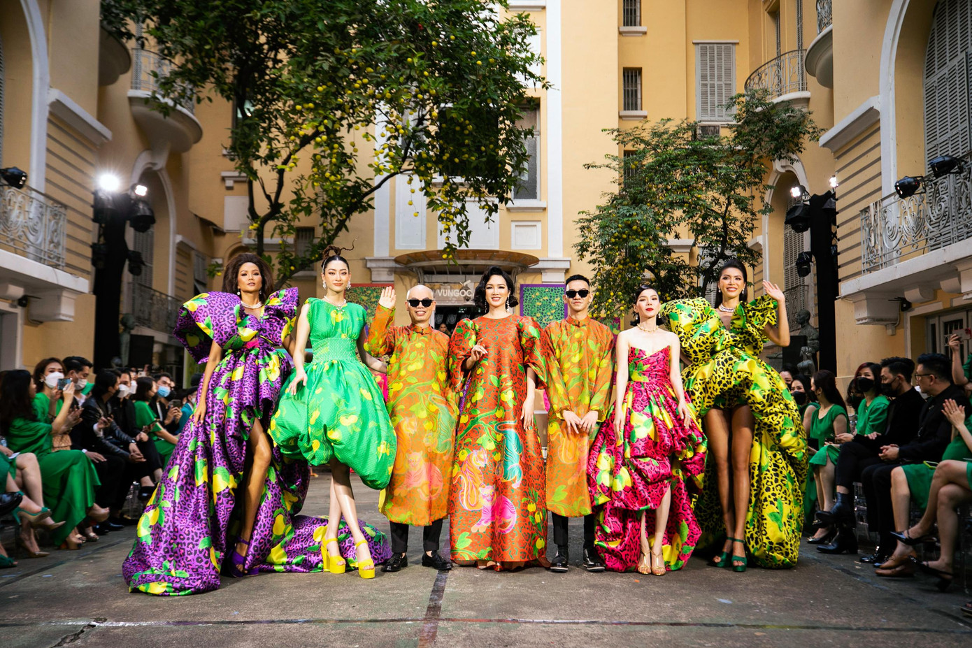 Những nàng hậu xinh đẹp đã cùng nhau khép lại một show diễn rực rỡ sắc màu.