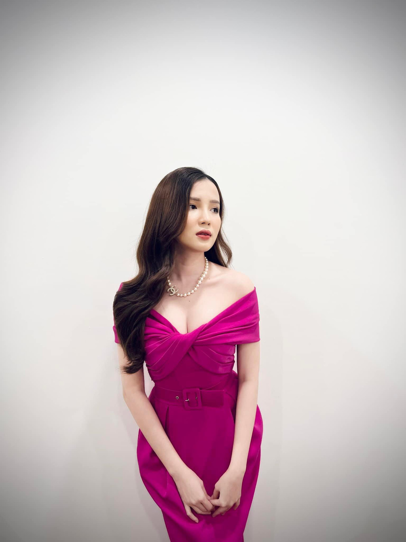 Hoa khôi Cần Thơ Huỳnh Thuý Vi diện váy trễ vai quyến rũ, khoe khéo làn da trắng ngần không tì vết.