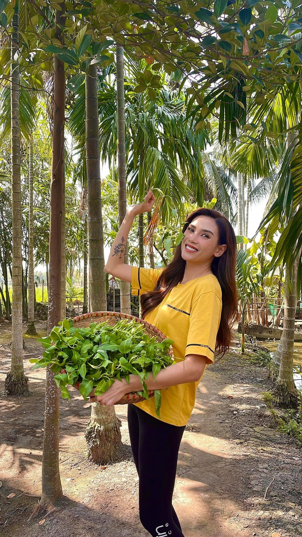 Á hậu Võ Hoàng Yến thích thú khi được đi làm vườn ở quê.