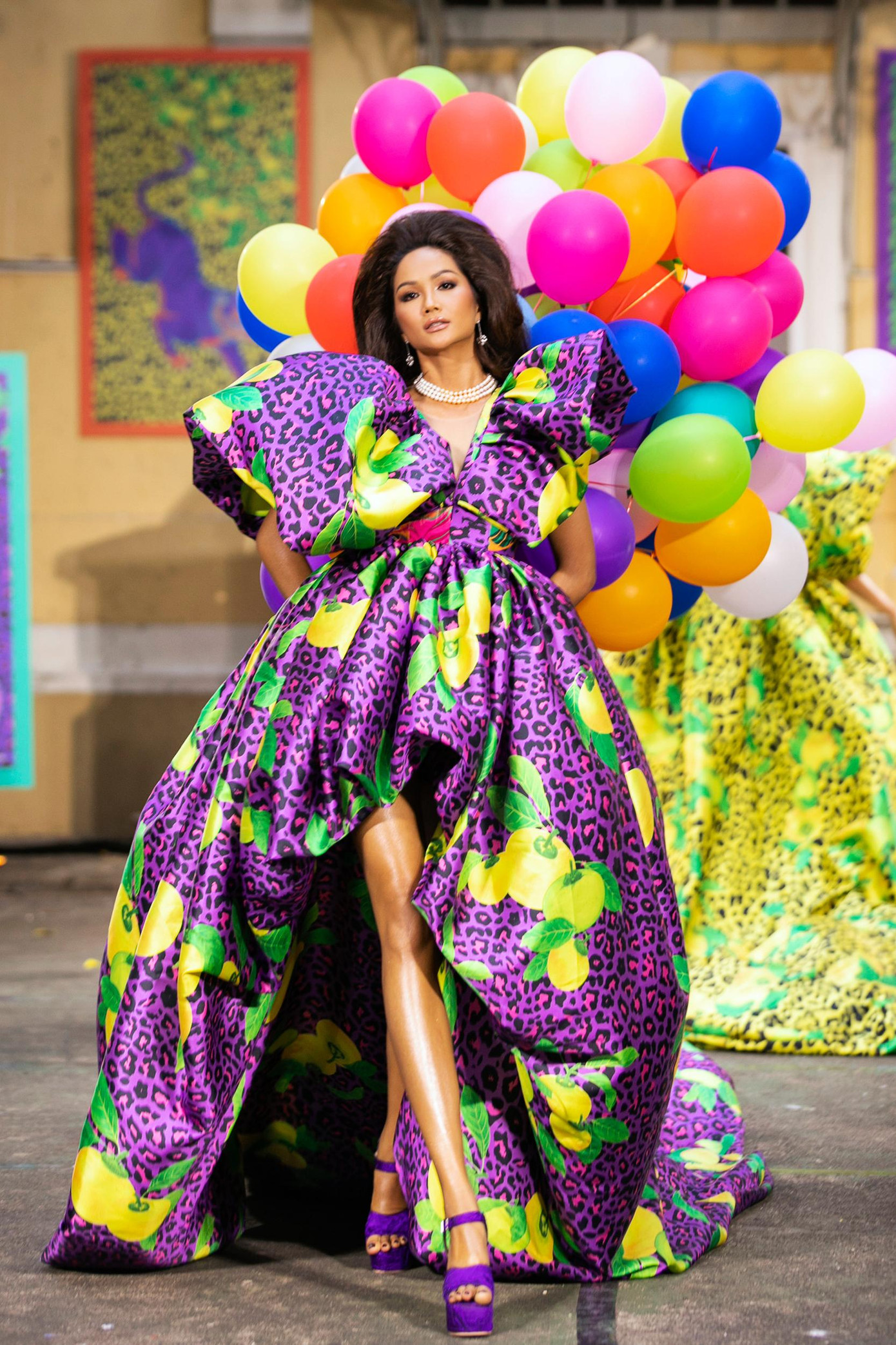 Tạo hình độc đáo mang hơi hướng retro của H'Hen Niê giúp cô nổi bật trên sàn diễn.