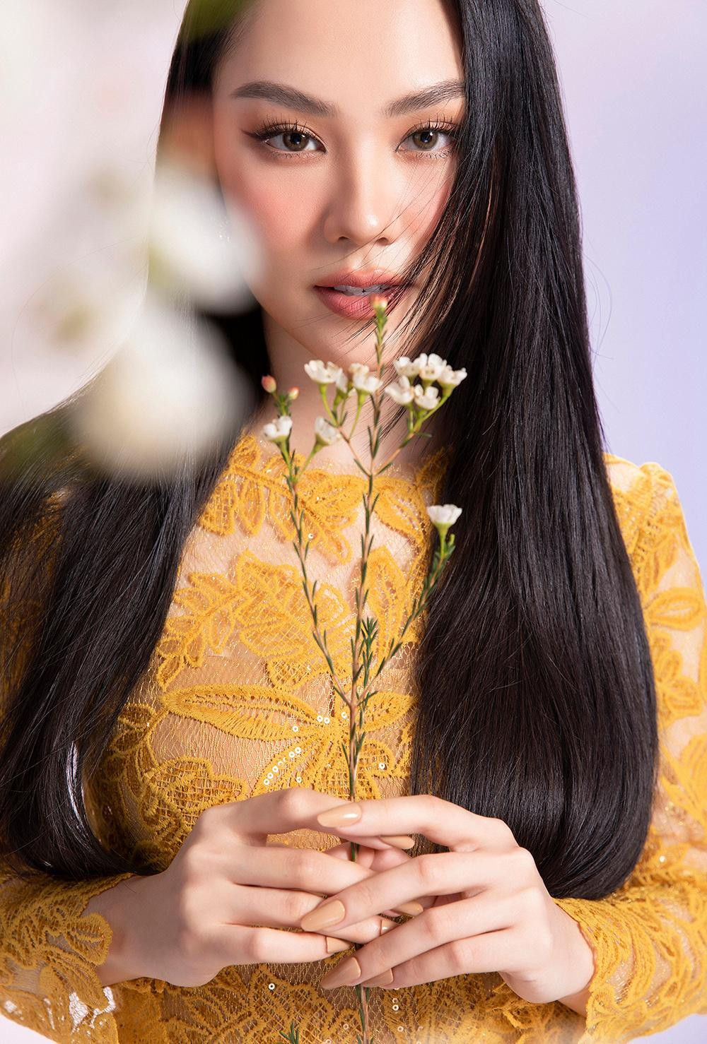 Người đẹp sử dụng phong cách trang điểm nhẹ nhàng và để tóc suôn thẳng, tự nhiên để tôn lên nét thanh lịch, kiêu sa của mình.