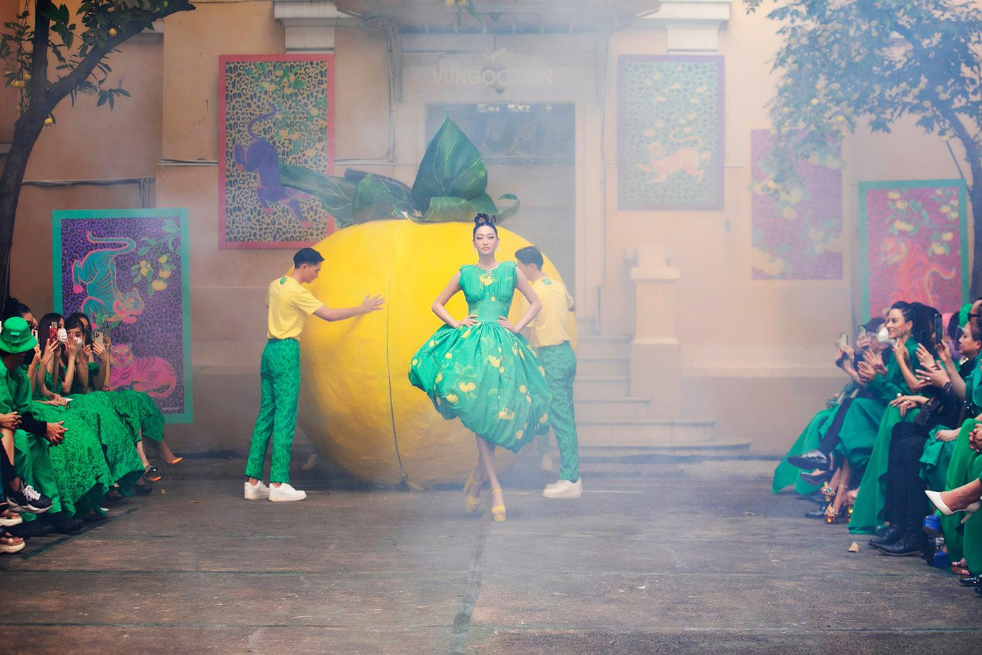 Mới đây, Hoa hậu Lương Thuỳ Linh đảm nhận vai trò vedette trong show diễn "Bình Minh" của bộ đôi nhà thiết kế Vũ Ngọc &amp; Son diễn ra tại TP. HCM. Miss World Vietnam 2019 đã có một màn xuất hiện cực kỳ ấn tượng khi bước ra từ bên trong mô hình quả thị khổng lồ.