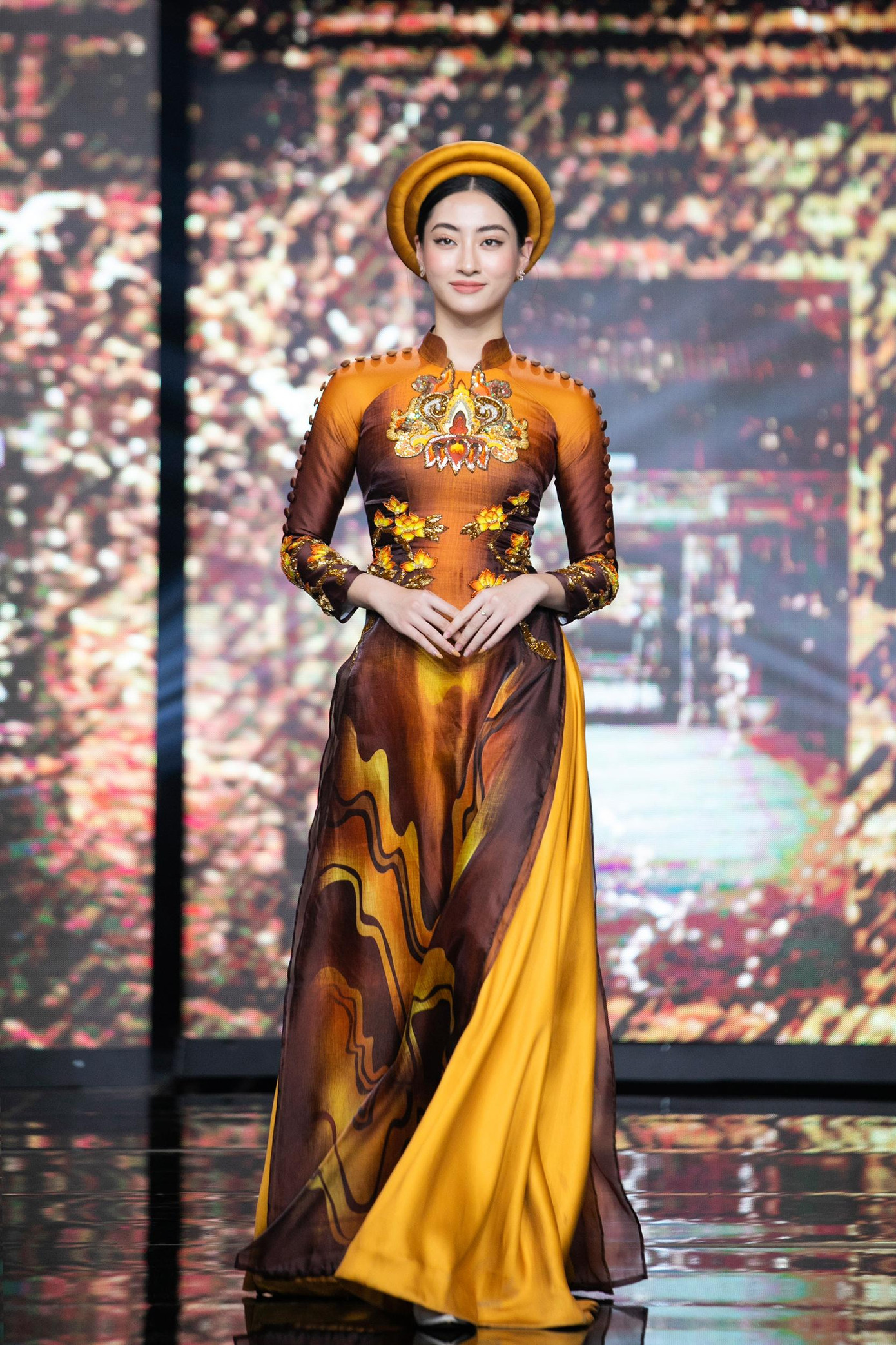 Hoa hậu Lương Thuỳ Linh xinh đẹp, cuốn hút khi trình diễn áo dài - khăn đóng trên sân khấu. Hoa hậu Lương Thuỳ Linh xinh đẹp, cuốn hút khi trình diễn áo dài - khăn đóng trên sân khấu.