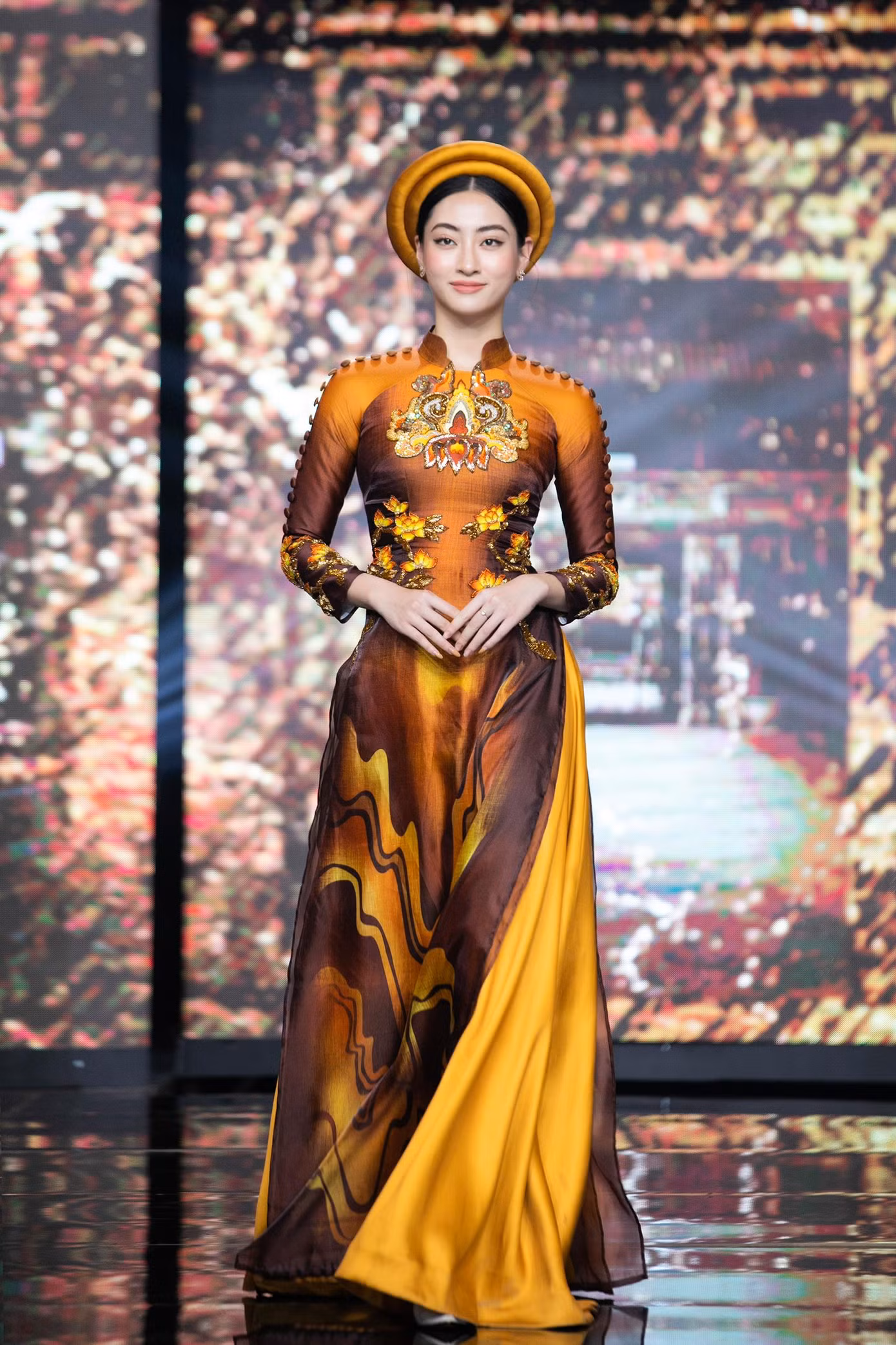 Hoa hậu Lương Thuỳ Linh xinh đẹp, cuốn hút khi trình diễn áo dài - khăn đóng trên sân khấu. Hoa hậu Lương Thuỳ Linh xinh đẹp, cuốn hút khi trình diễn áo dài - khăn đóng trên sân khấu.