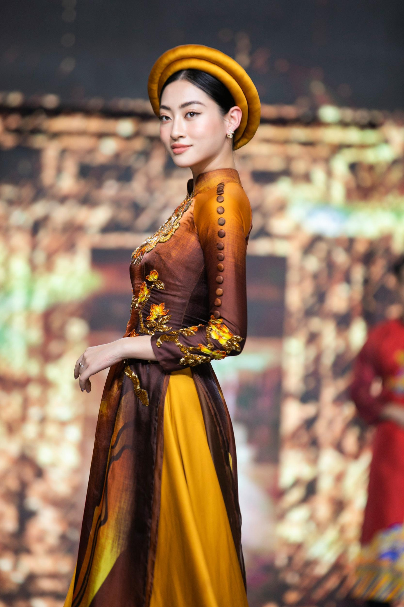 Thần thái kiêu sa và cuốn hút của nàng hậu gốc Cao Bằng nhận được nhiều lời khen ngợi. Thần thái kiêu sa và cuốn hút của nàng hậu gốc Cao Bằng nhận được nhiều lời khen ngợi.