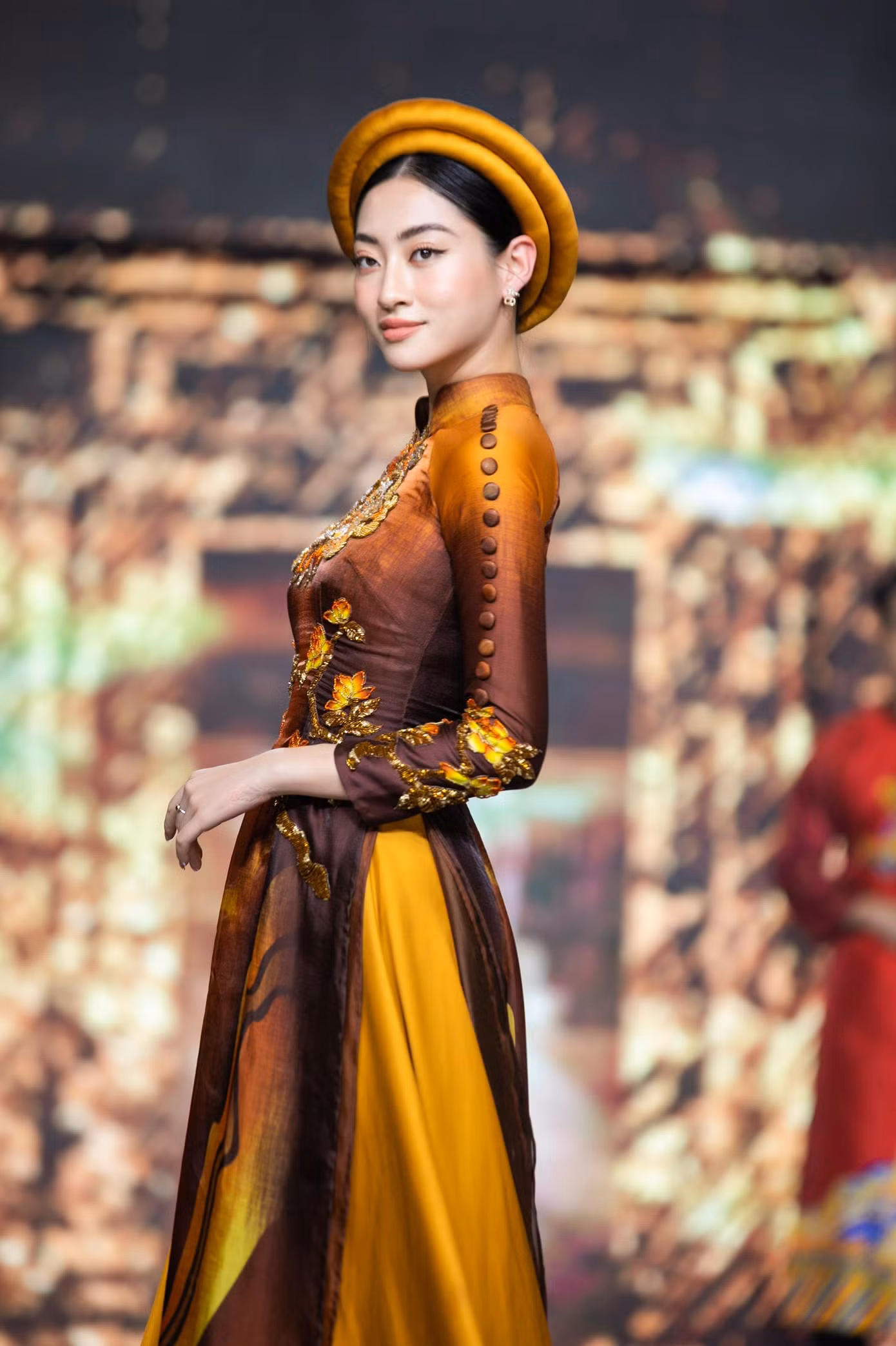 Thần thái kiêu sa và cuốn hút của nàng hậu gốc Cao Bằng nhận được nhiều lời khen ngợi. Thần thái kiêu sa và cuốn hút của nàng hậu gốc Cao Bằng nhận được nhiều lời khen ngợi.