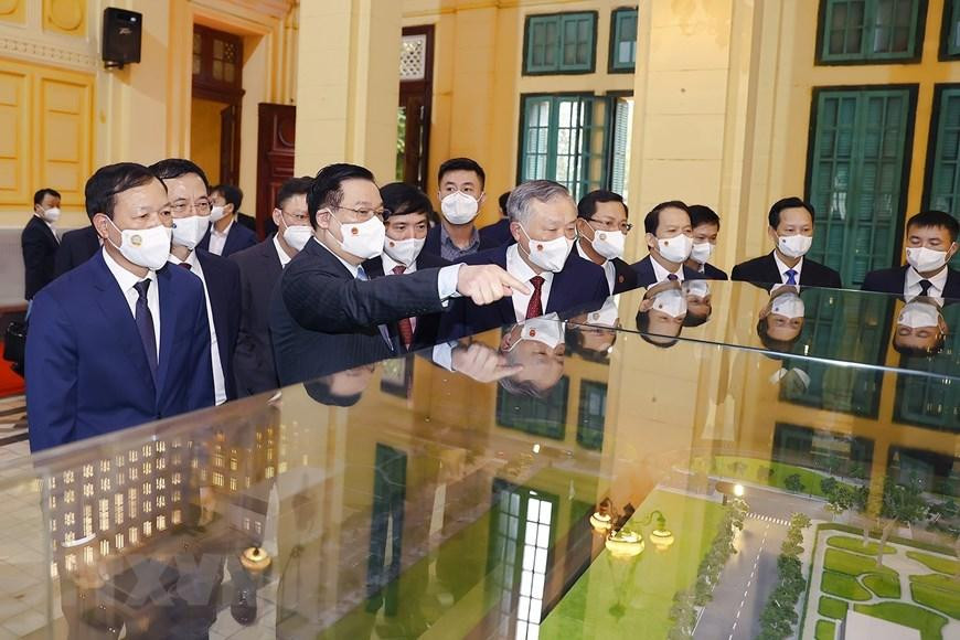 Chủ tịch Quốc hội Vương Đình Huệ tham quan mô hình Tòa án Nhân dân tối cao. (Ảnh: Doãn Tấn/TTXVN)