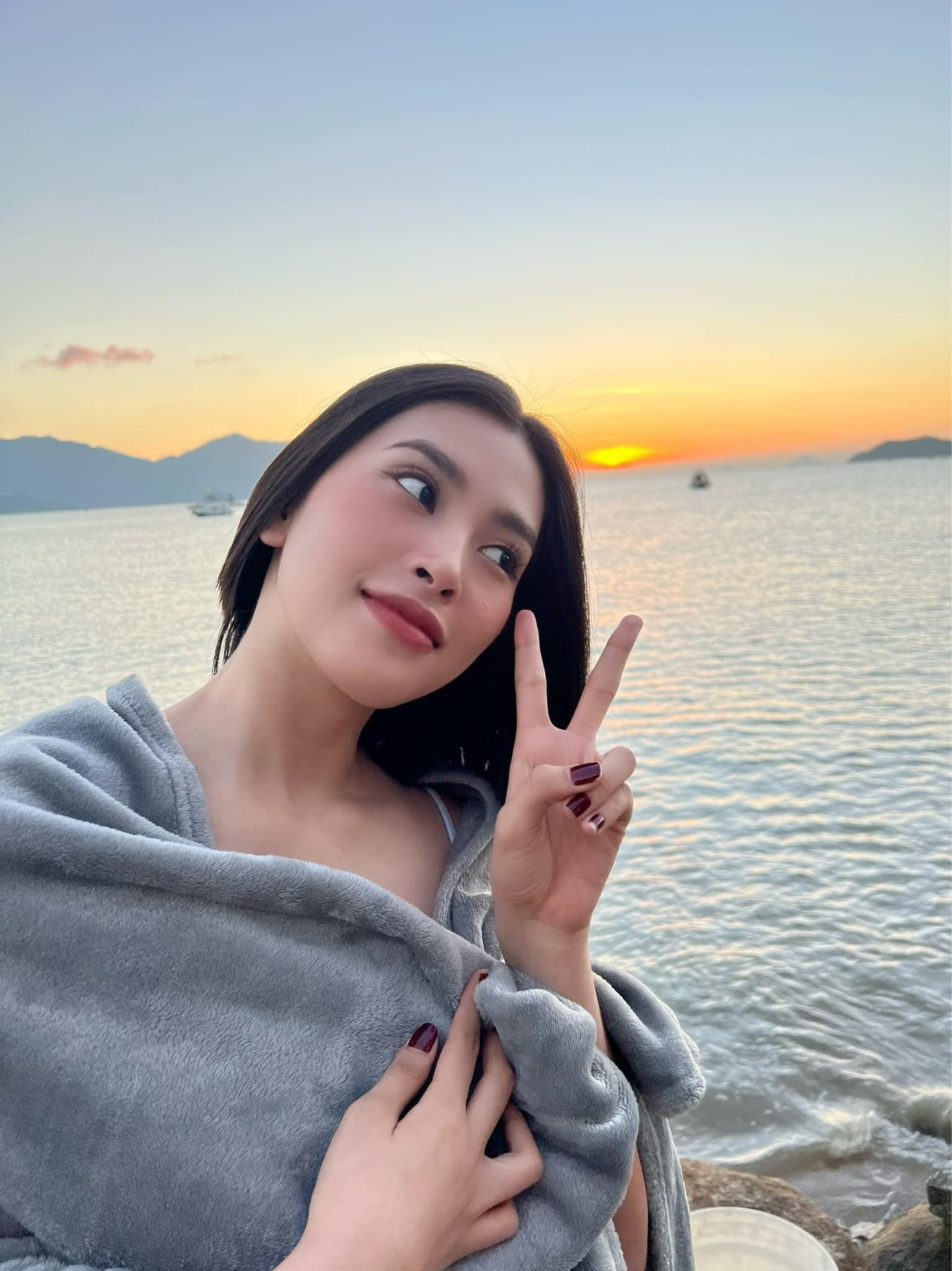 Không trang điểm cầu kỳ hay váy áo lộng lẫy nhưng Tiểu Vy vẫn toát lên đẳng cấp nhan sắc của một Hoa hậu Việt Nam.