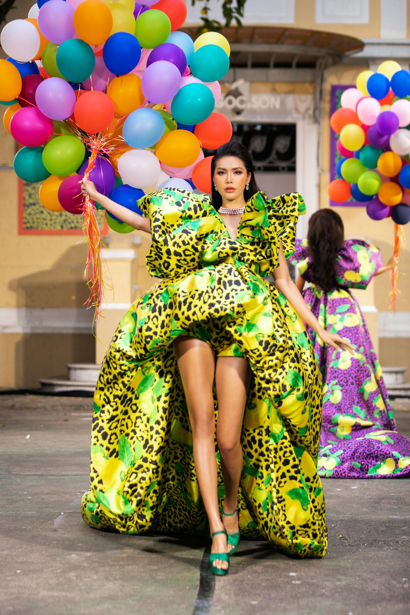 Minh Tú sải những bước chân điêu luyện trên sàn diễn.