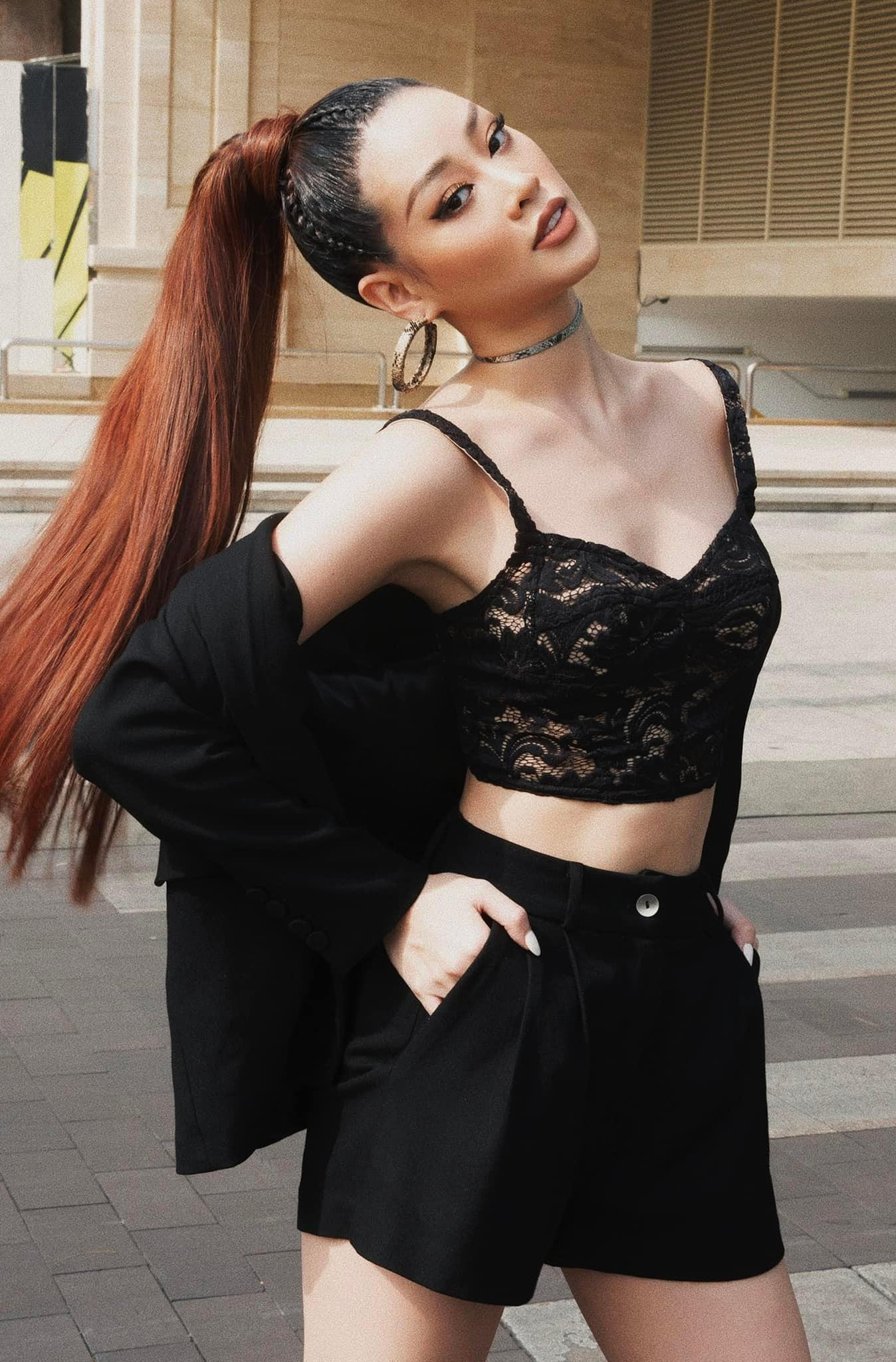 Thiết kế giúp Khánh Vân khoe trọn vòng eo quyến rũ.