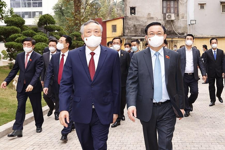 Chủ tịch Quốc hội Vương Đình Huệ và Chánh án Tòa án Nhân dân tối cao Nguyễn Hòa Bình. (Ảnh: Doãn Tấn/TTXVN)