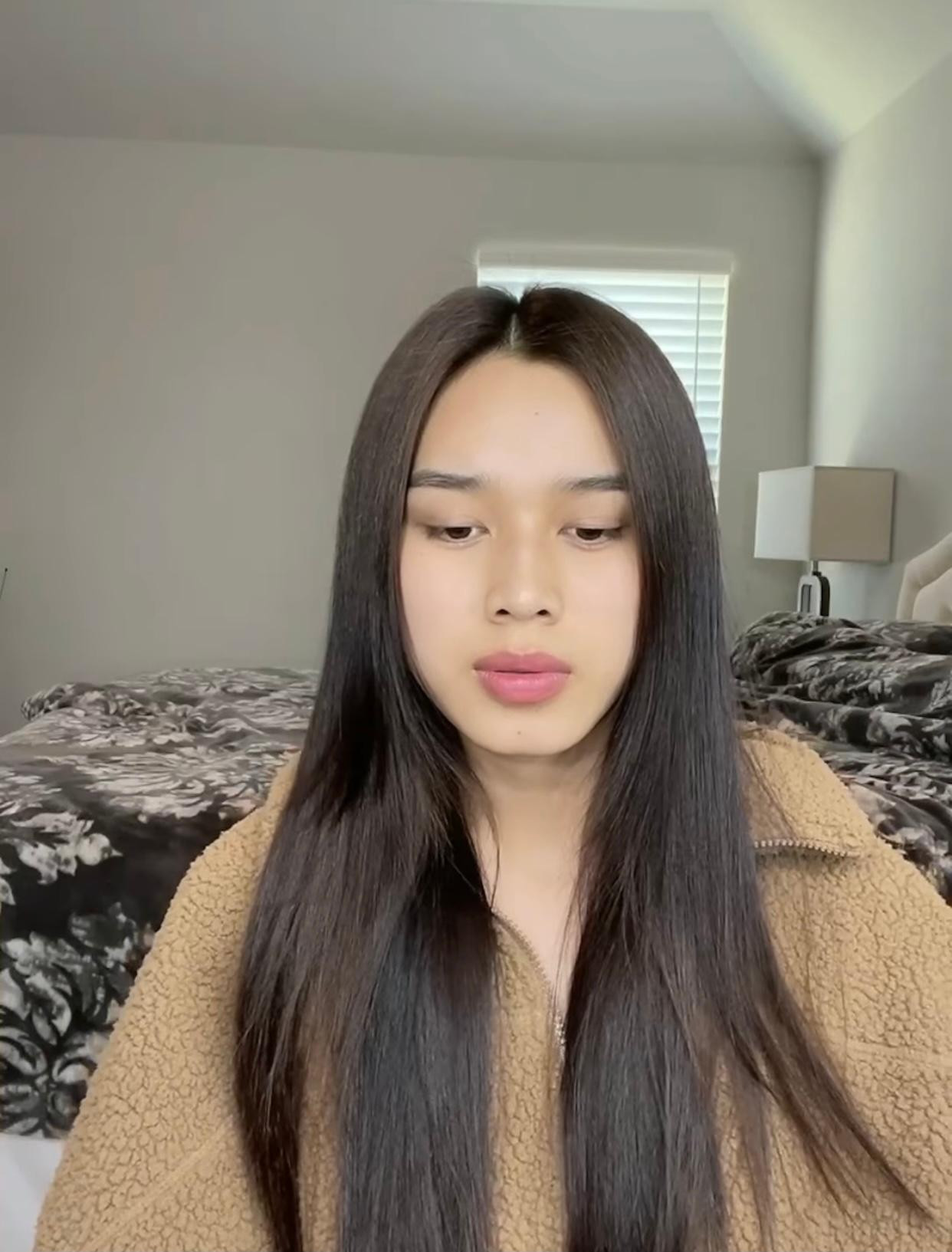 Cô dành 5 phút mỗi sáng để tập thở. Cô dành 5 phút mỗi sáng để tập thở.