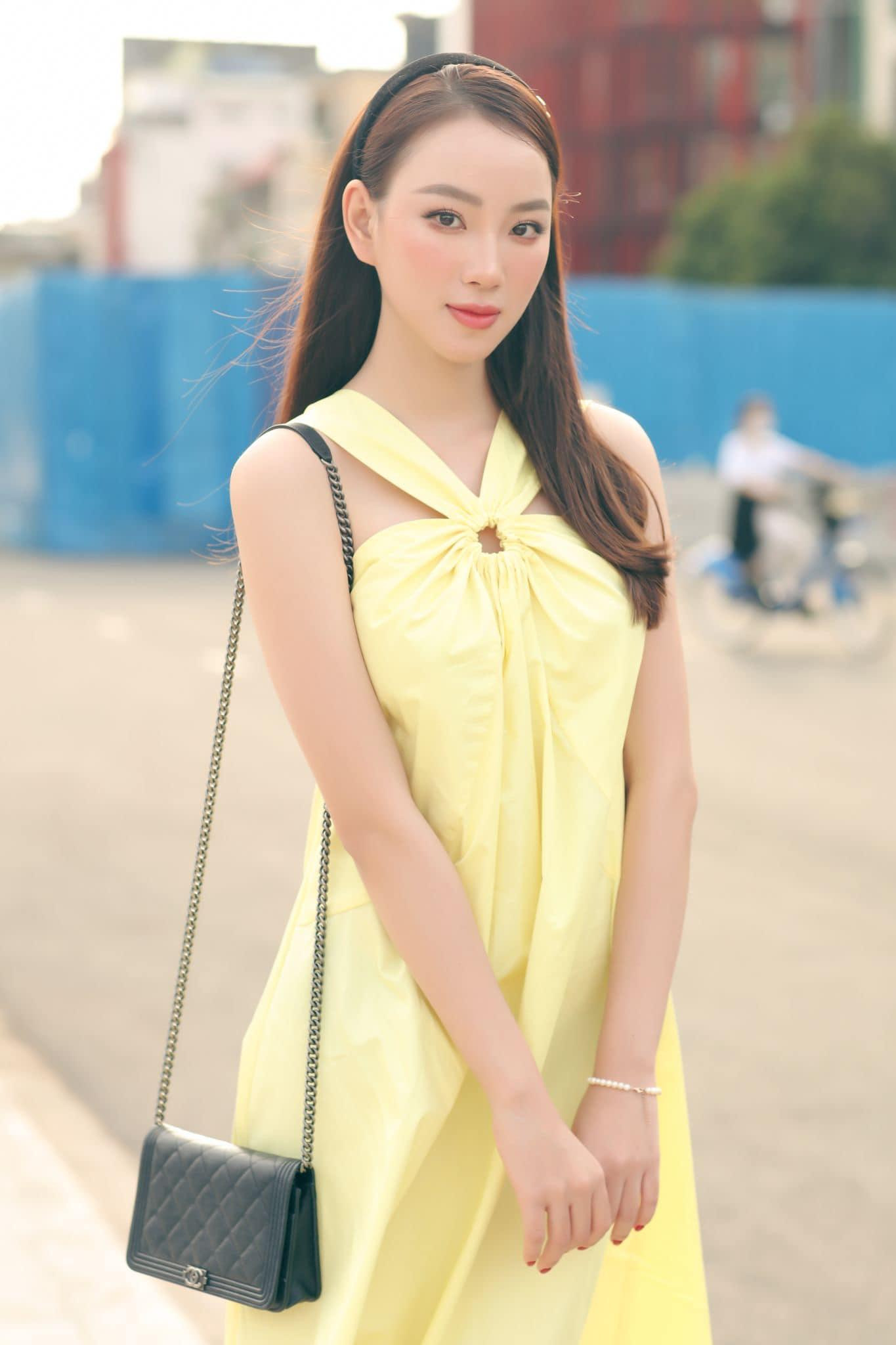 Người đẹp Trần Hoàng Ái Nhi đẹp tinh khôi với bộ váy tông màu vàng nhạt.