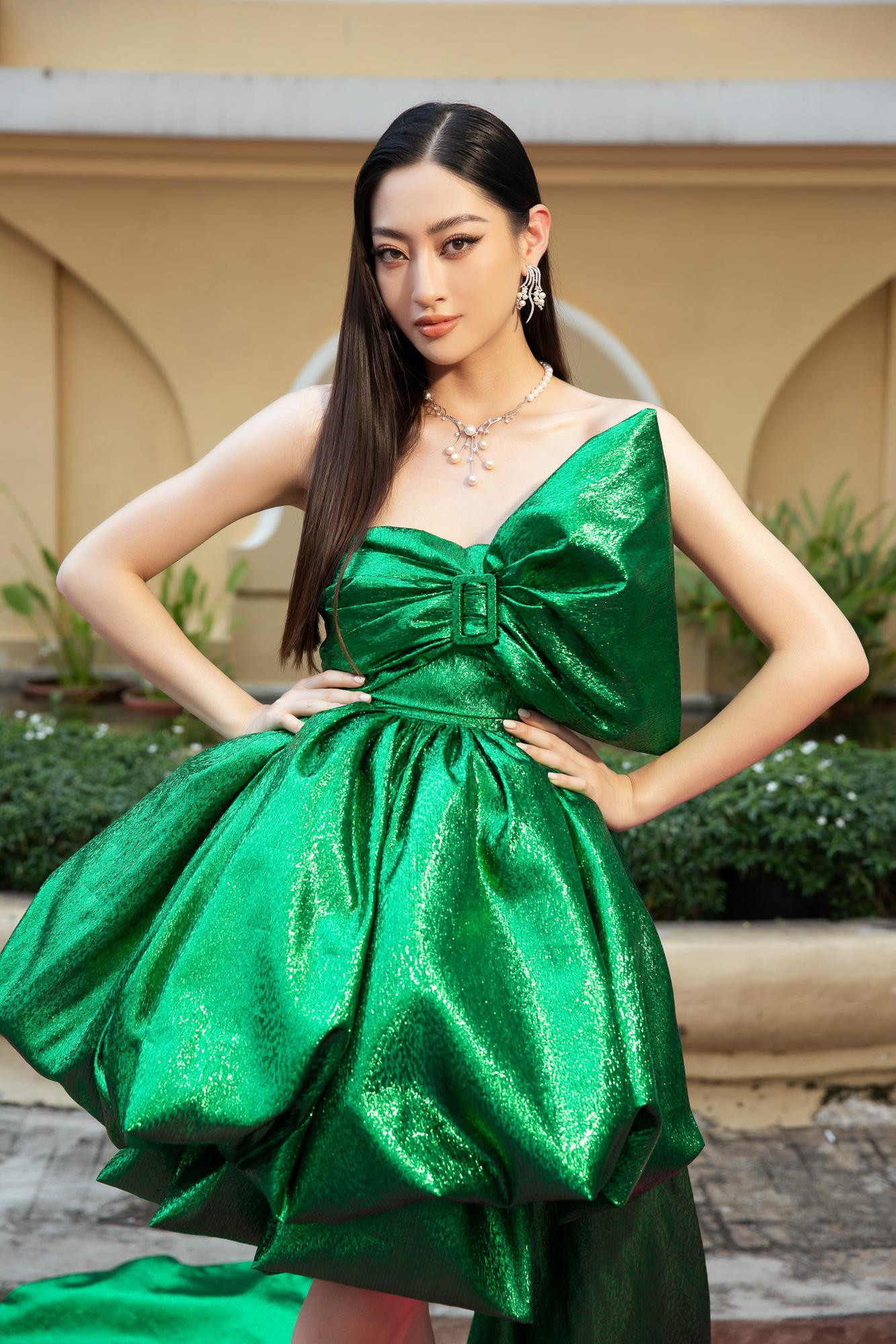 Hoa hậu Lương Thuỳ Linh diện bộ váy có thiết kế hình nơ độc đáo.