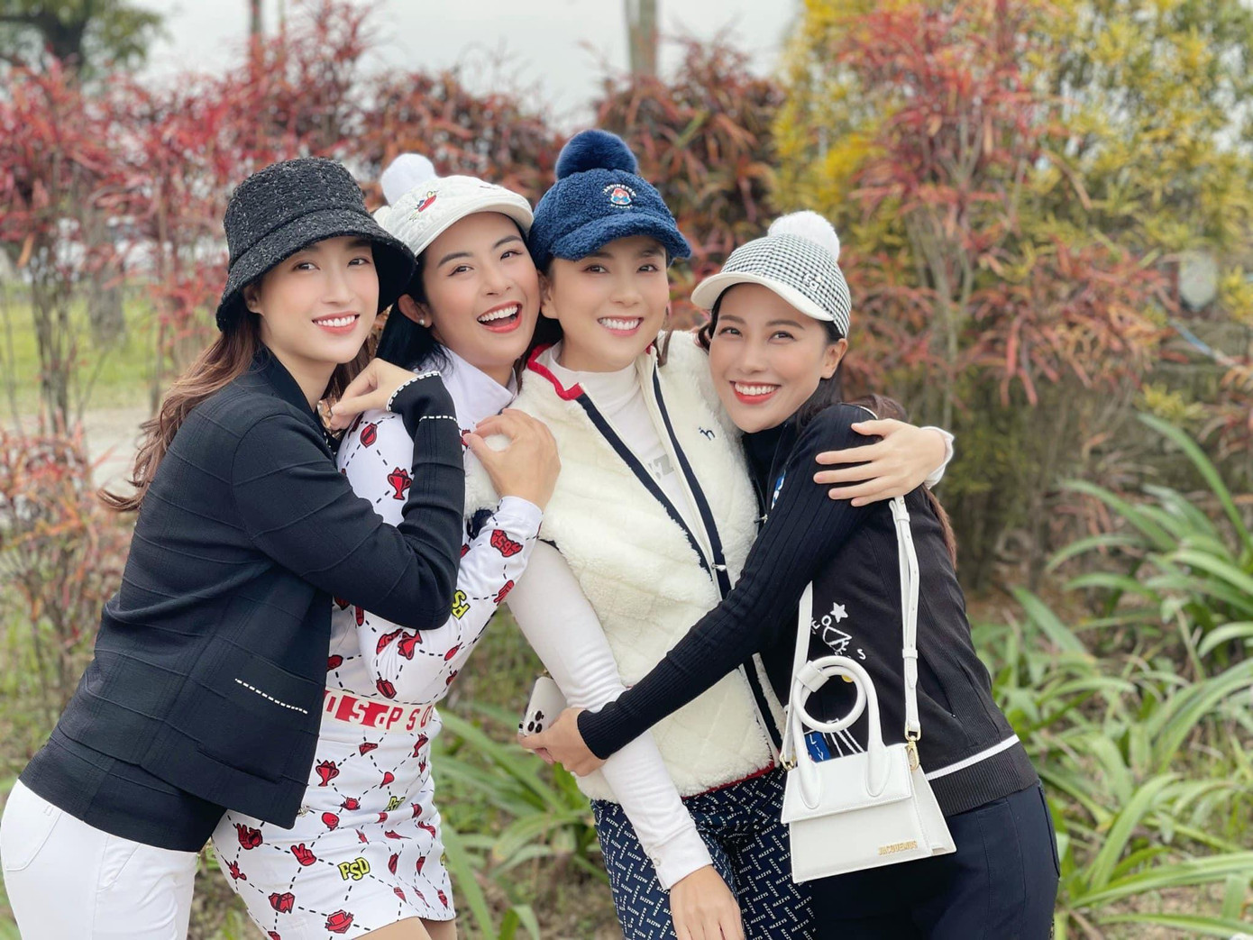 Hoa hậu Ngọc Hân hội ngộ Hoa hậu Đỗ Mỹ Linh, MC Mai Ngọc trên sân golf.