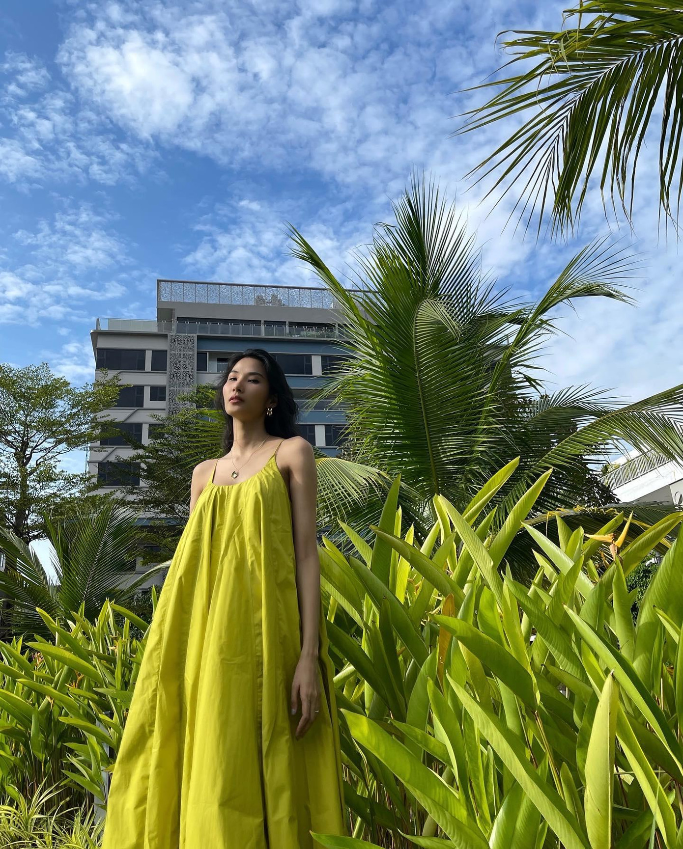 Á hậu Hoàng Thuỳ diện váy maxi bồng bềnh khoe vai trần quyến rũ.