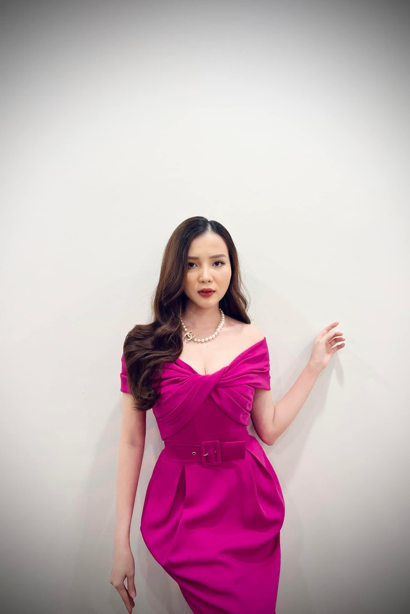 Thiết kế với đường cắt cúp tinh tế giúp Thuý Vi khéo léo khoe được vòng một quyến rũ.