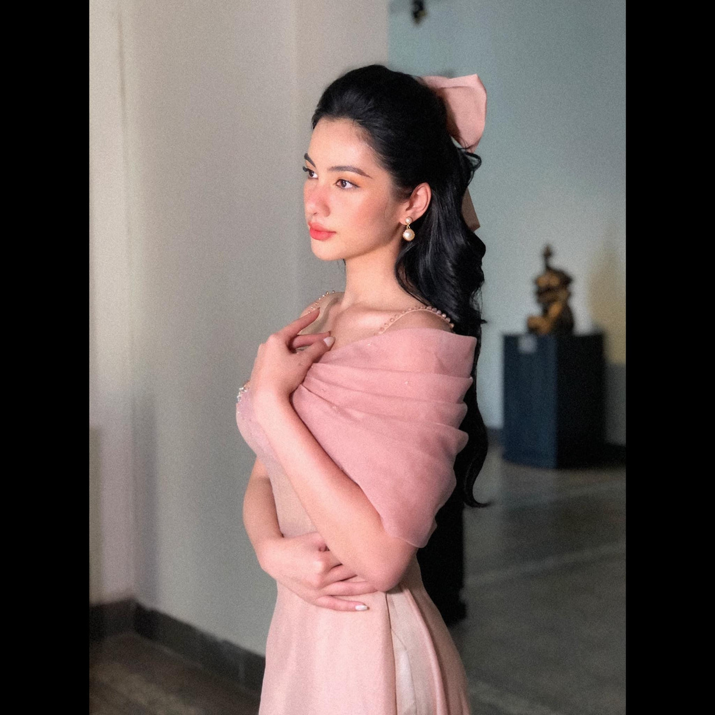 Người đẹp Cẩm Đan đẹp yêu kiều như quý cô với bộ váy tông màu hồng pastel khoe vai trần quyến rũ.